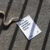 Acreditación personalizada con lanyard de algodón apoyada en el suelo de la calle