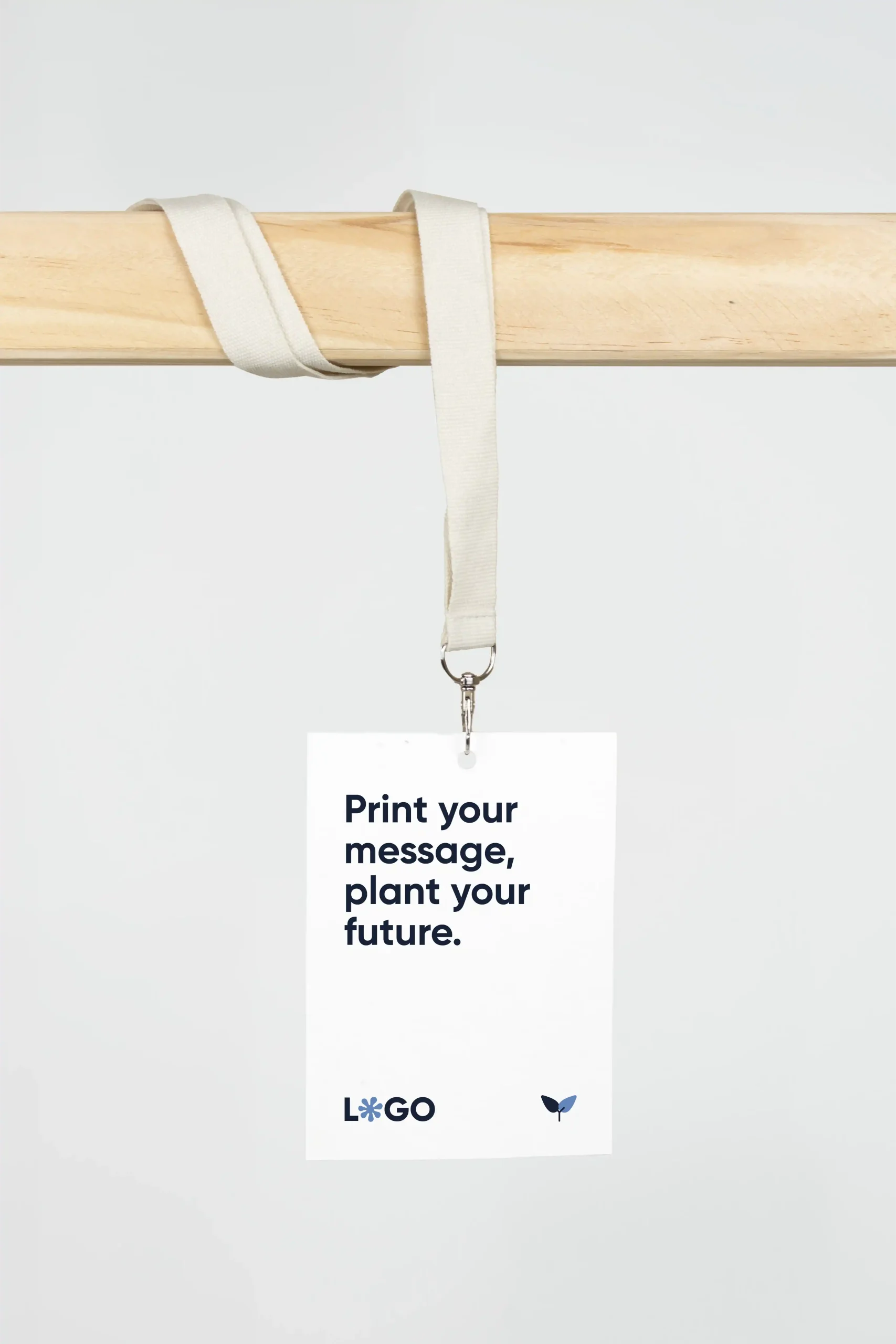 Acreditación personalizada con lanyard de algodón colgado de una barra de madera