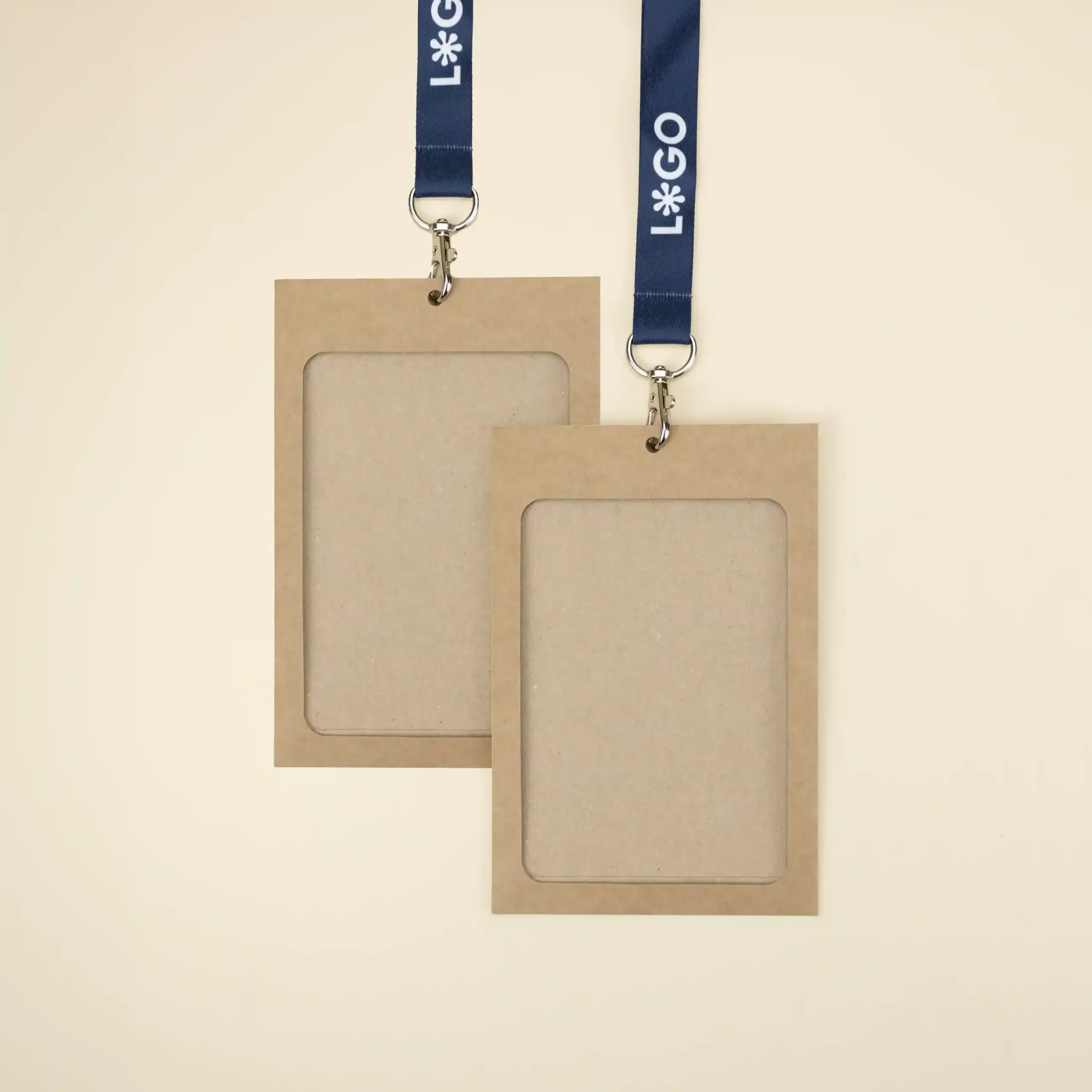 Dos fundas de acreditación kraft colgadas de 2 lanyards de rPET azul personalizado con el texto 'logo' en blanco