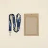 Funda de acreditación kraft y lanyard de rPET azul personalizado con el texto 'logo' en blanco