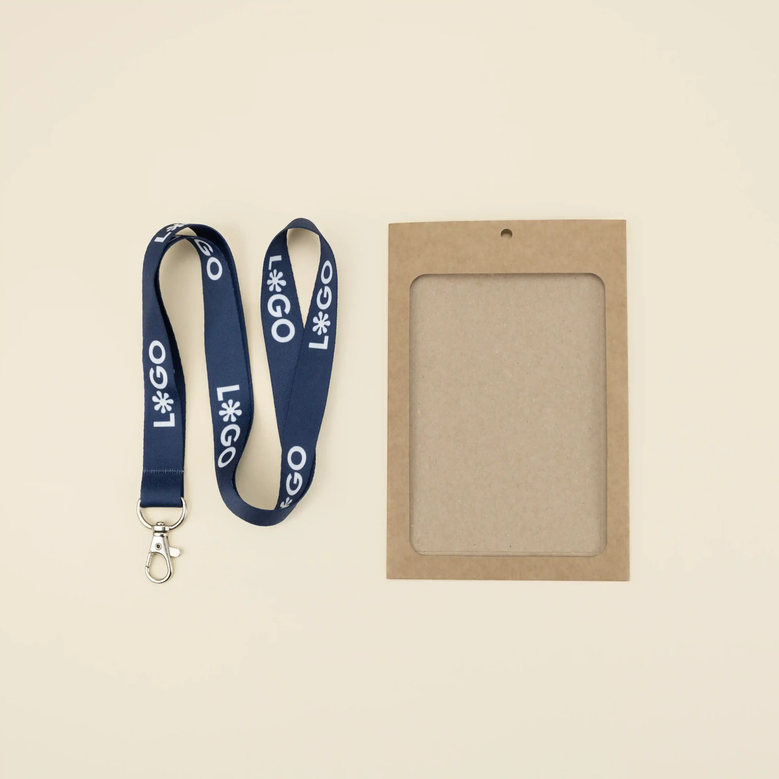 Funda de acreditación kraft y lanyard de rPET azul personalizado con el texto 'logo' en blanco