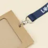 Funda de acreditación kraft y lanyard de rPET azul personalizado con el texto 'logo' en blanco