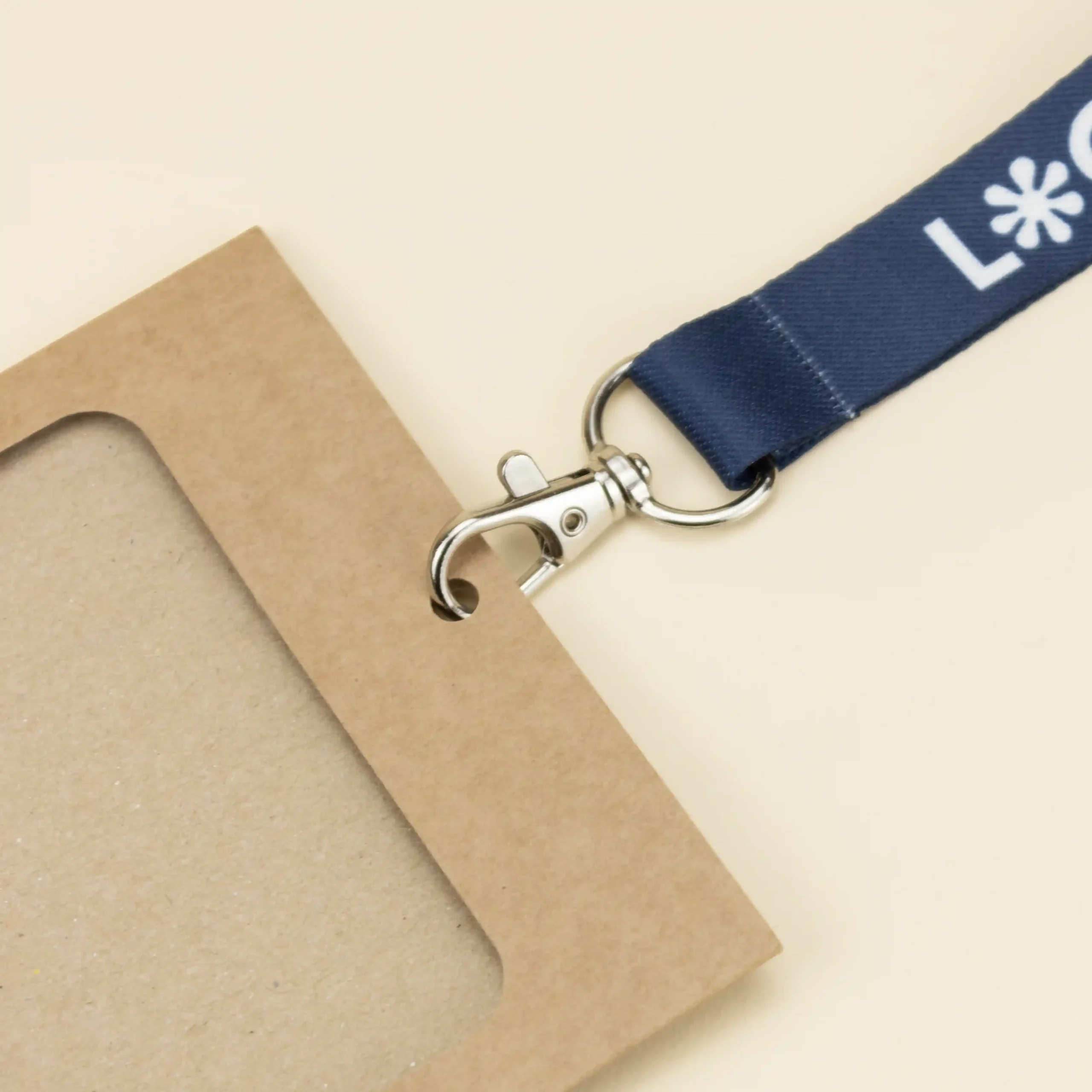 Funda de acreditación kraft y lanyard de rPET azul personalizado con el texto 'logo' en blanco