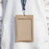 Funda de acreditación kraft y lanyard de rPET azul personalizado colgado del cuello de una persona con jersey blanco