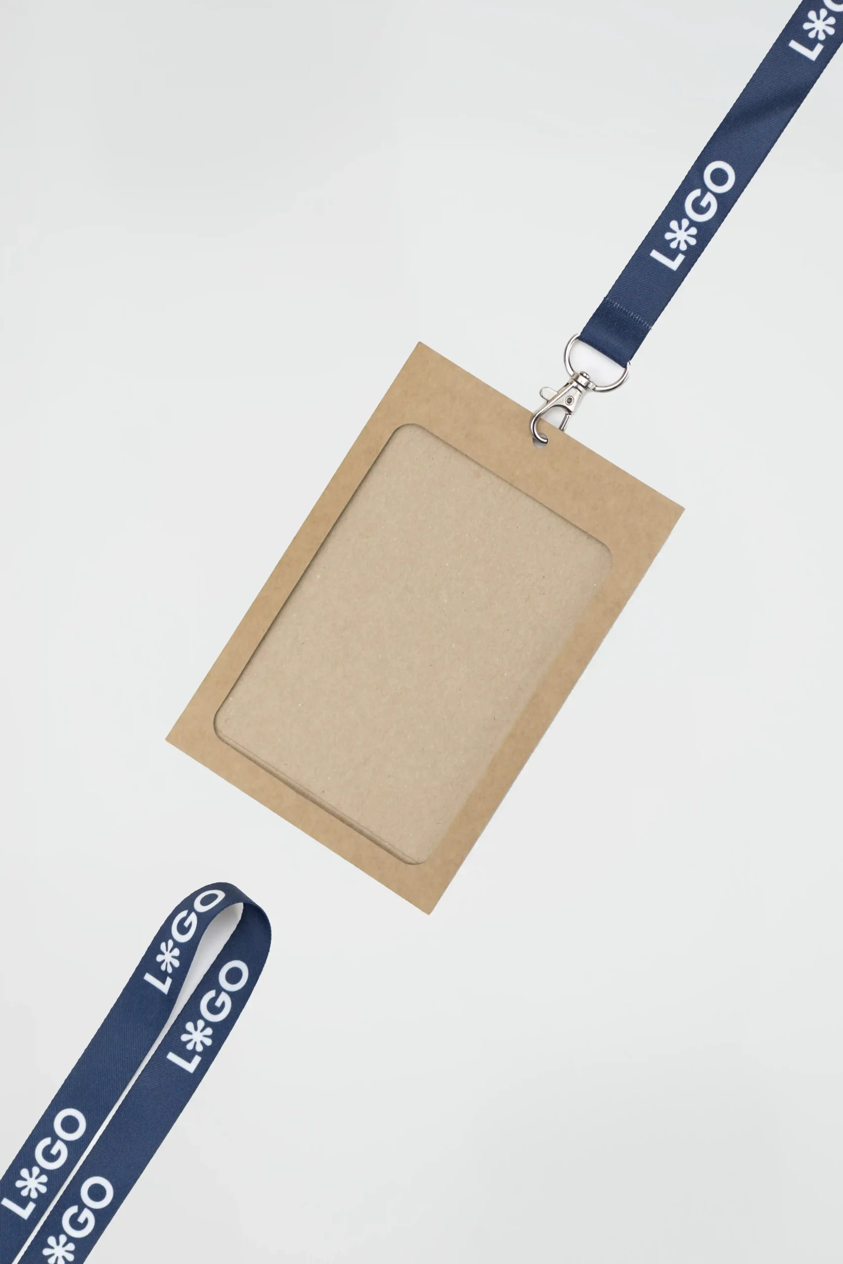 Funda de acreditación kraft con lanyard de rPET azul personalizado con el texto 'logo' en blanco