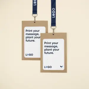 Dos acreditaciones personalizadas con funda kraft con lanyards de rPET azul personalizado con el texto 'logo' en blanco