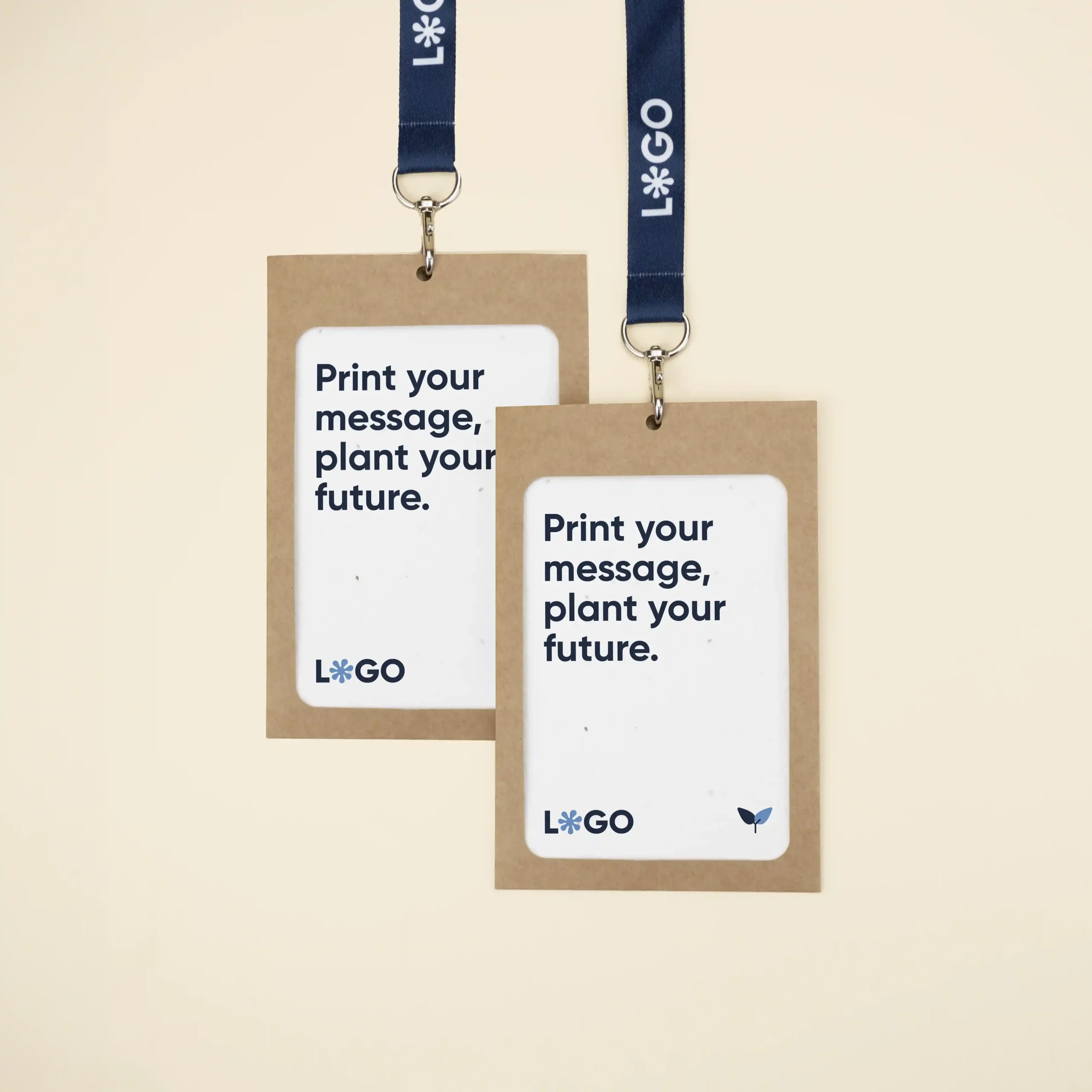 Dos acreditaciones personalizadas con funda kraft con lanyards de rPET azul personalizado con el texto 'logo' en blanco