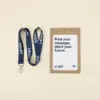 Acreditación personalizada con funda kraft y lanyard de rPET azul personalizado con el texto 'logo' en blanco