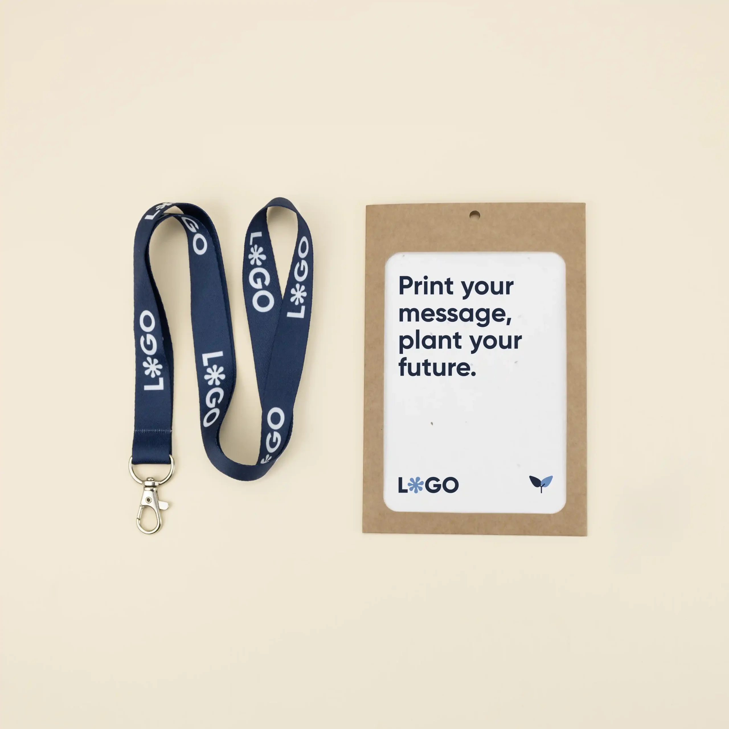 Acreditación personalizada con funda kraft y lanyard de rPET azul personalizado con el texto 'logo' en blanco