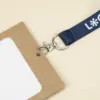 Acreditación con funda kraft y lanyard de rPET azul personalizado con el texto 'logo' en blanco
