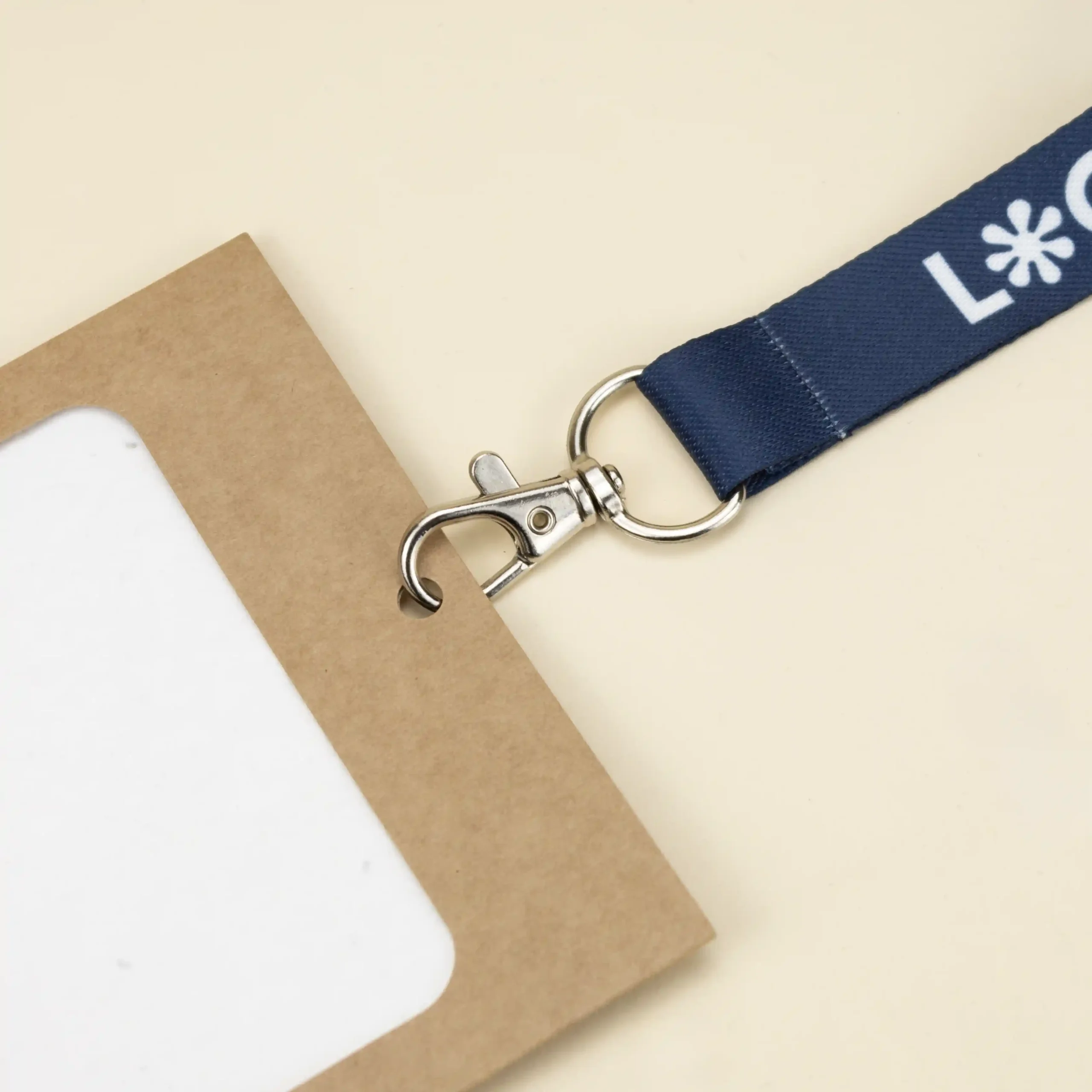 Acreditación con funda kraft y lanyard de rPET azul personalizado con el texto 'logo' en blanco