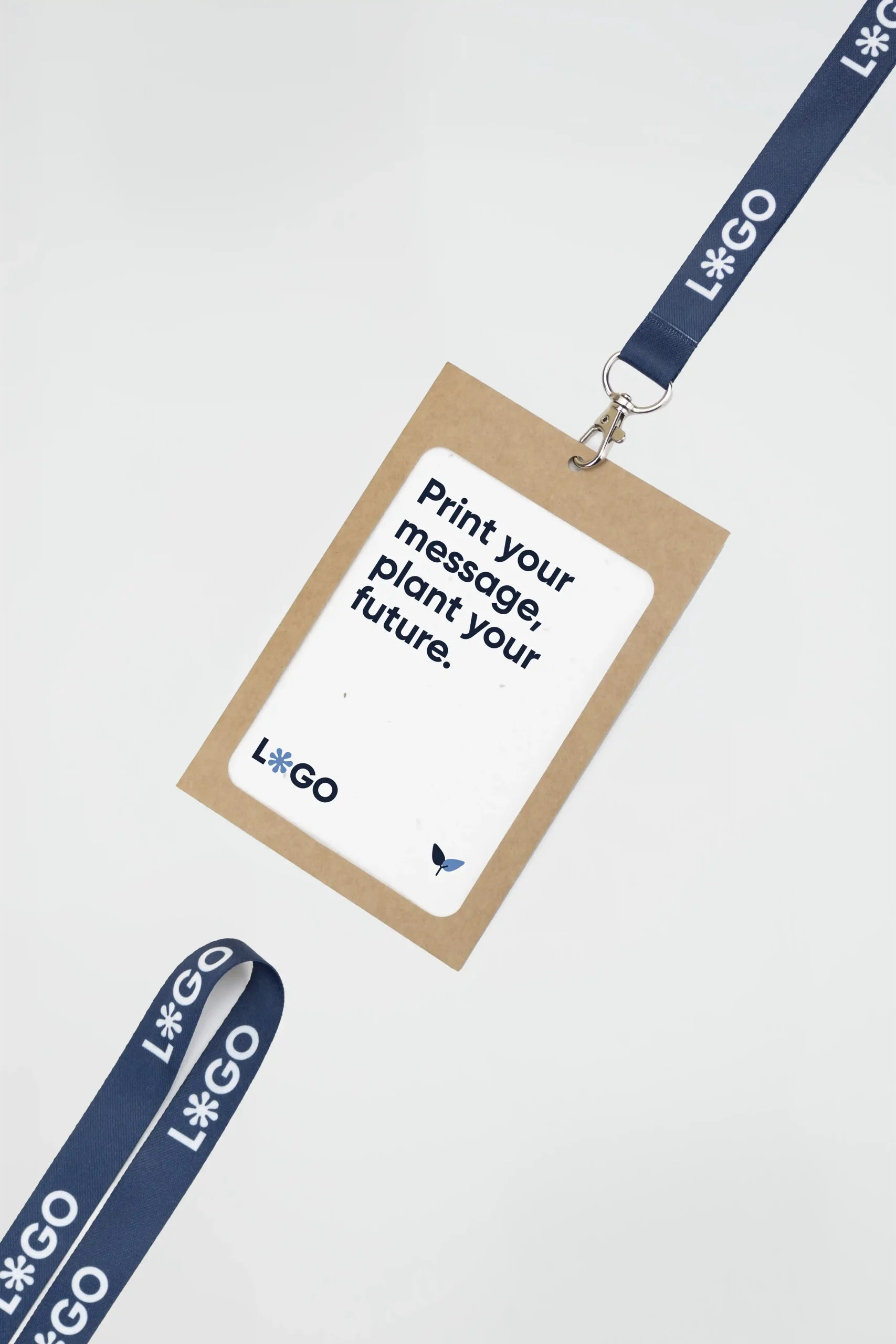 Acreditación personalizada con funda kraft y lanyard de rPET azul personalizado con el texto 'logo' en blanco