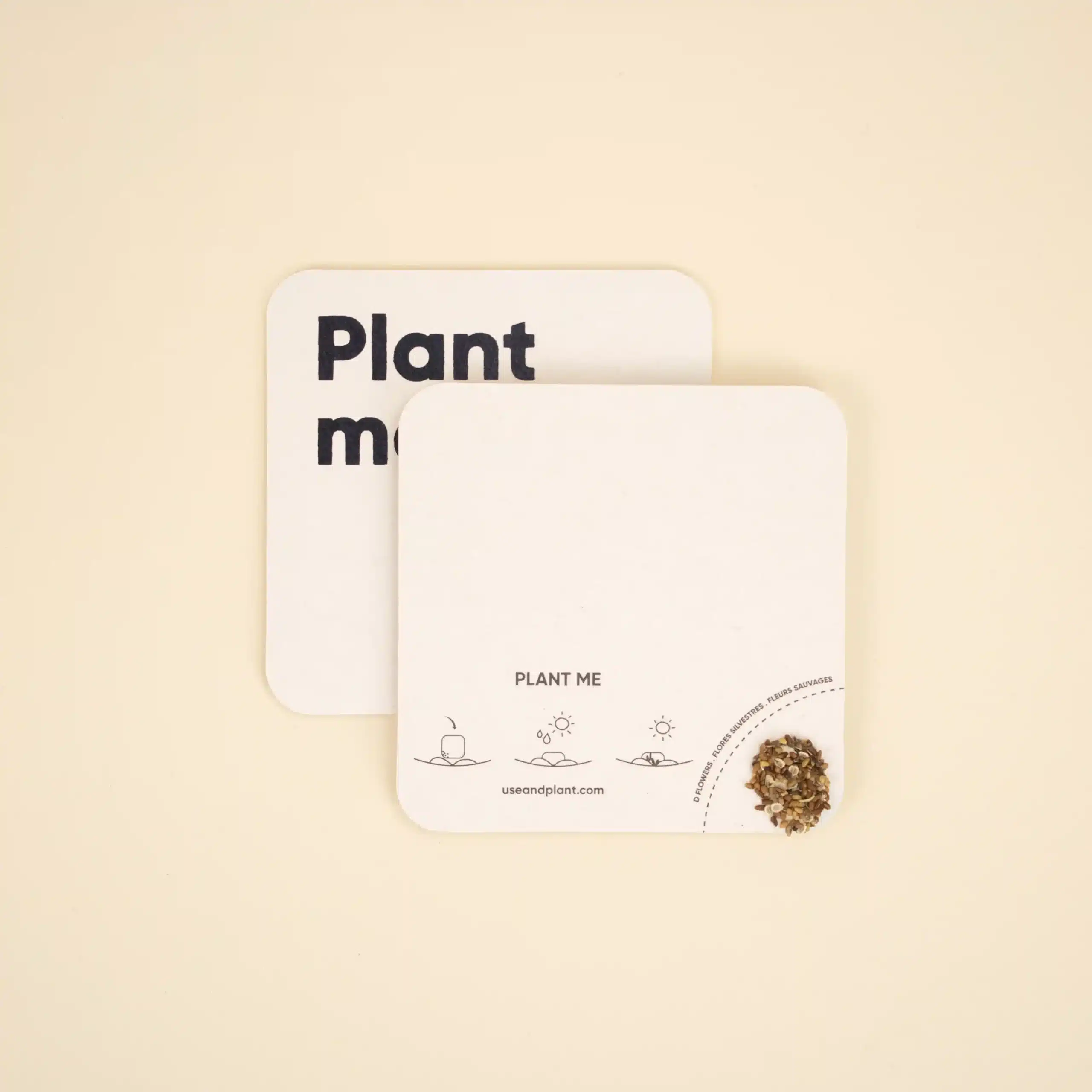 2 posavasos de cartón personalizados con semillas pegadas en una esquina