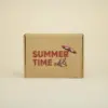 Caja de cartón personalizada con el texto 'summer time' en rojo