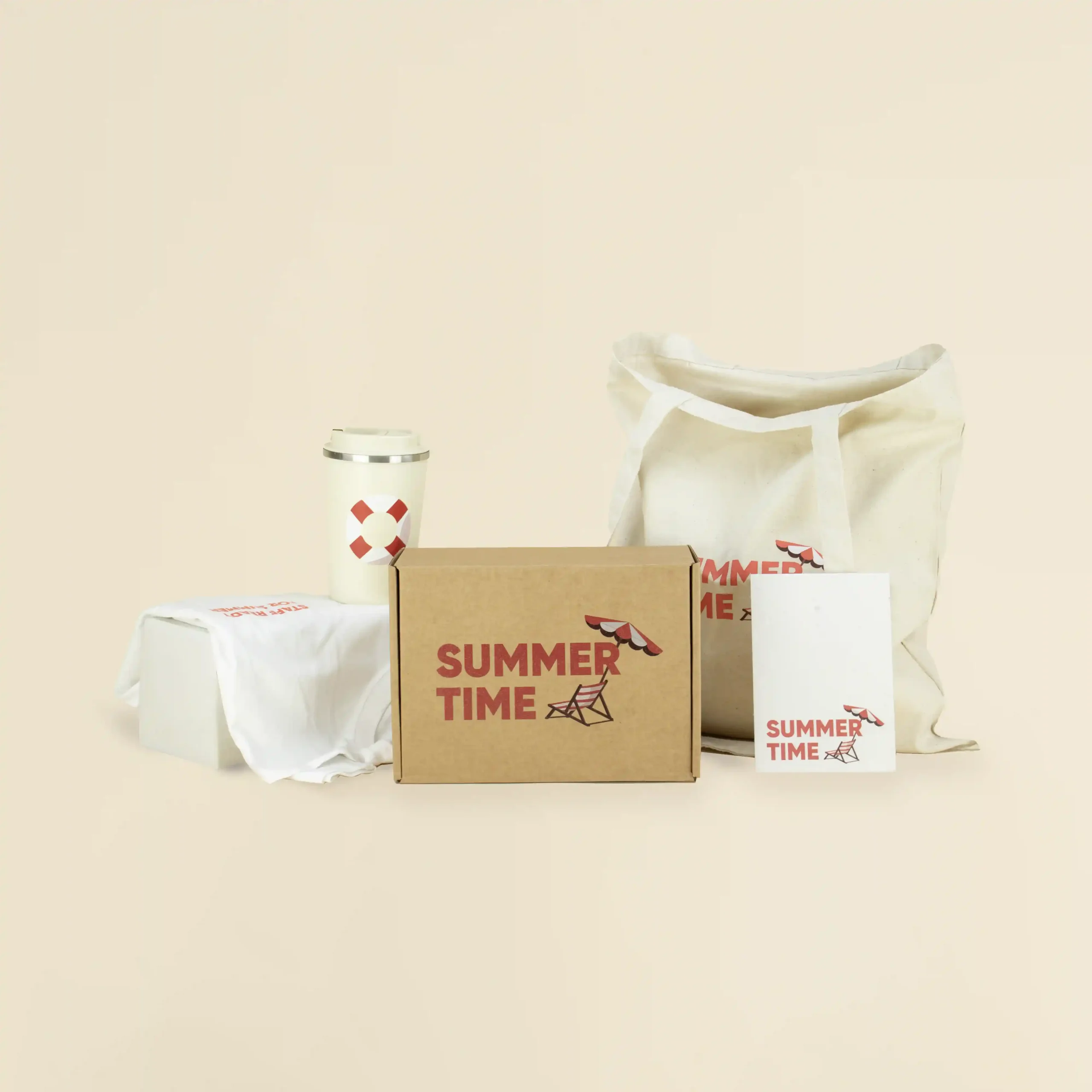 Taza take away beige, flyer de papel ecológico, camiseta blanca, tote bag de tela y una caja de cartón personalizados
