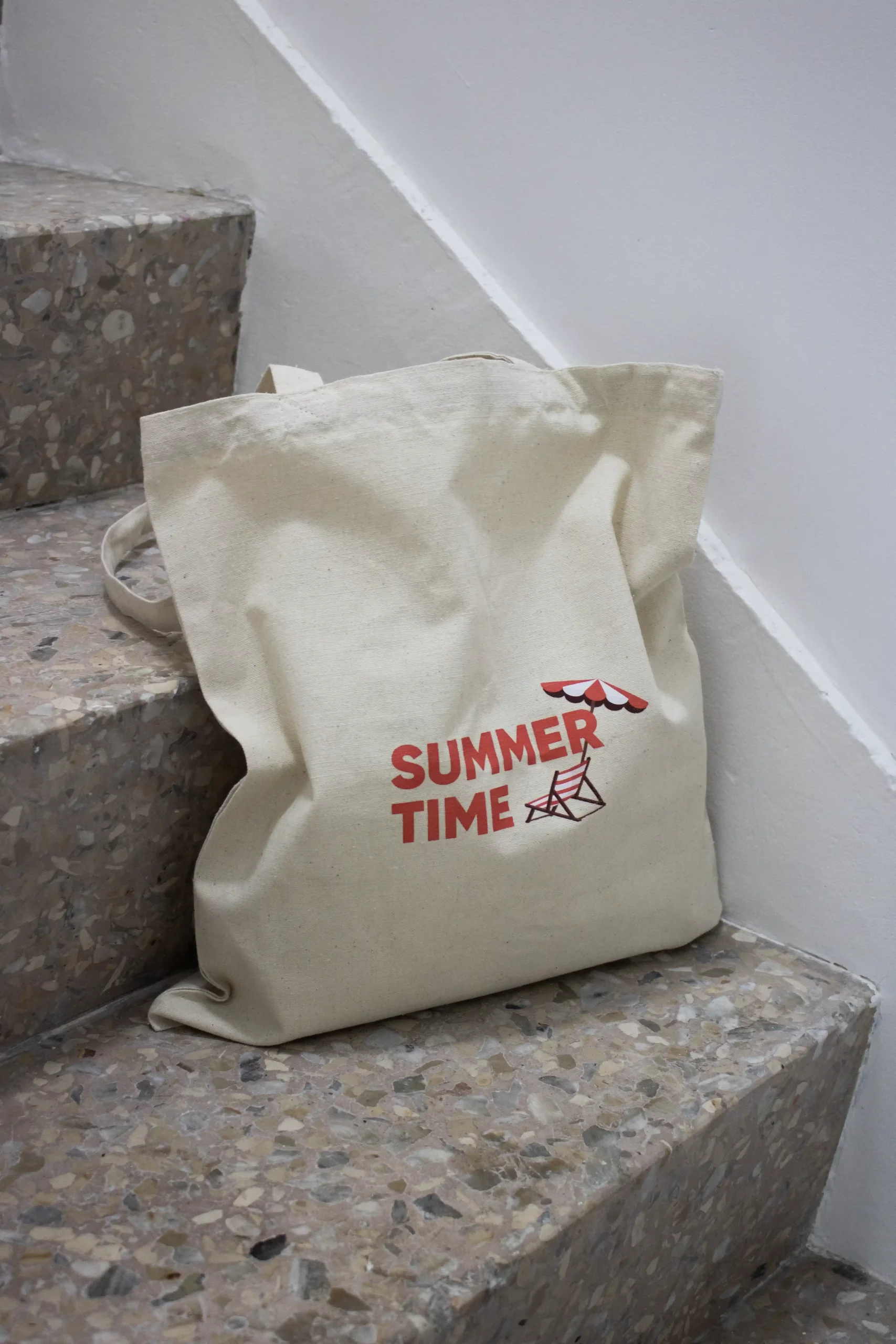 Tote bag de tela personalizada con el texto 'summer time' en rojo