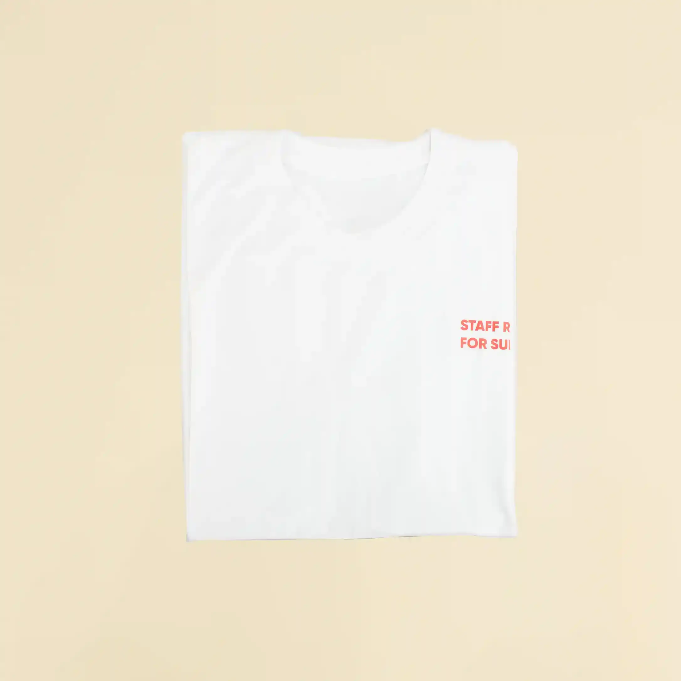Camiseta blanca personalizada con texto 'Staff ready for summer' en rojo
