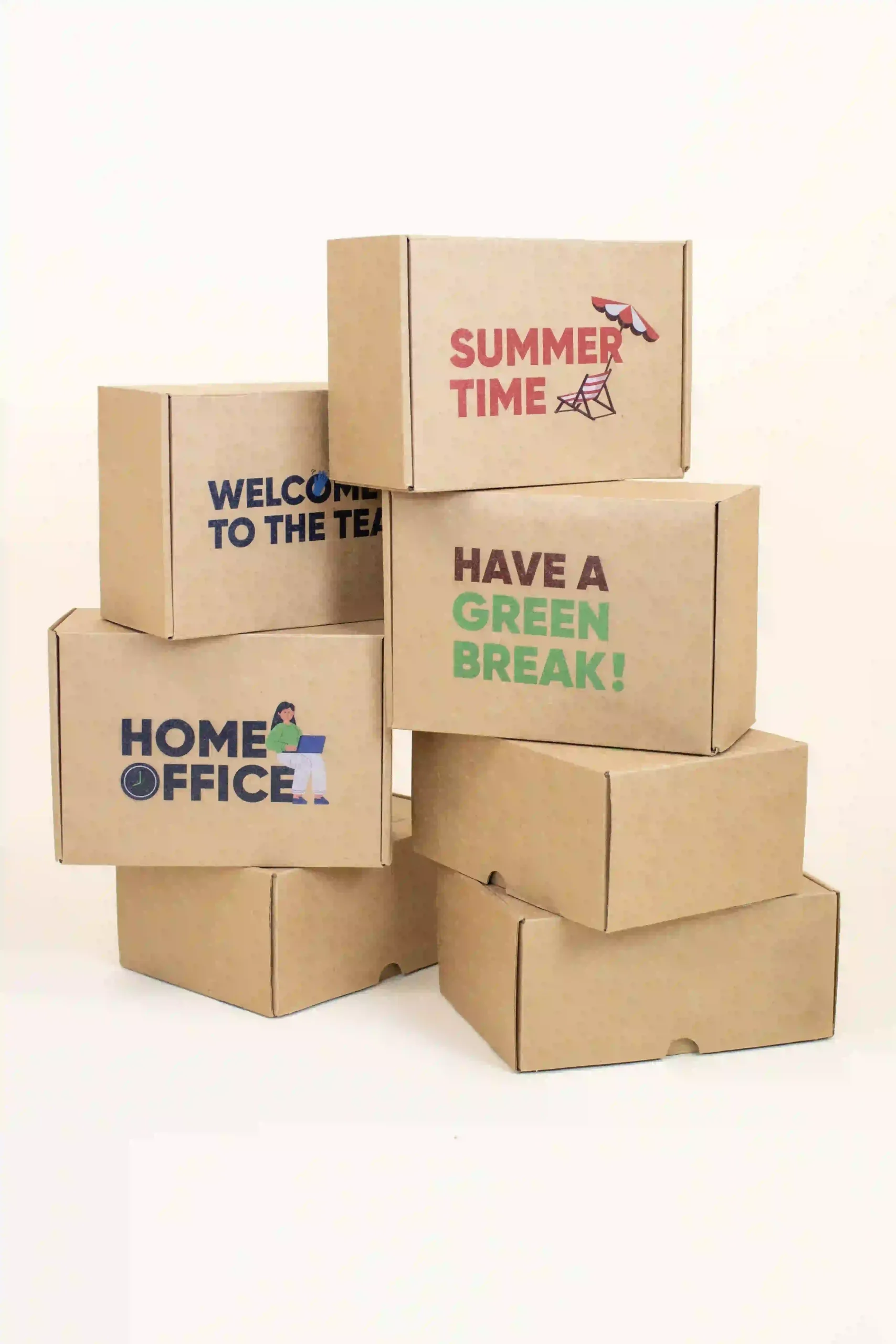 7 cajas de cartón apiladas y personalizadas como packs de regalos para empresas
