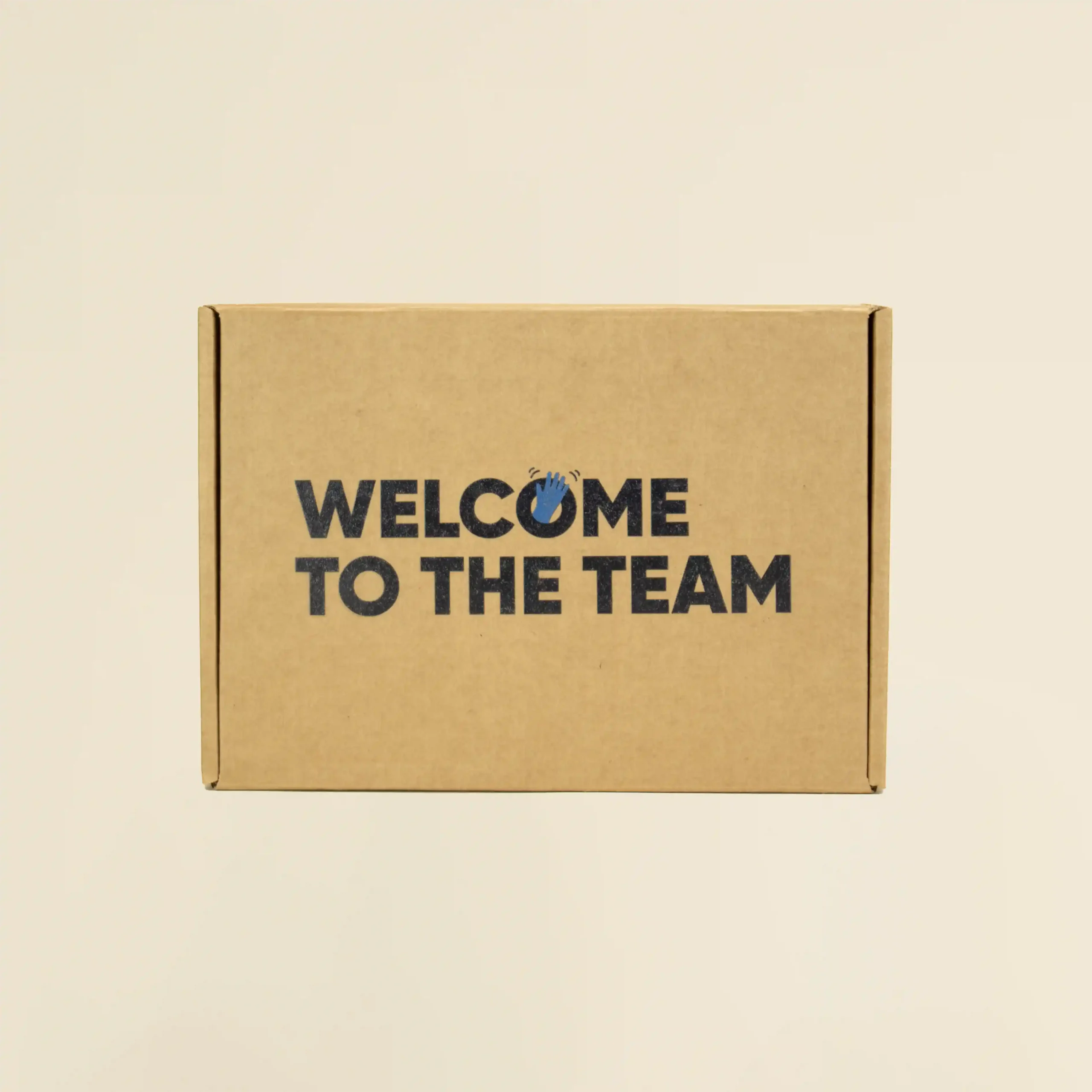 Caja de cartón cerrada personalizada con el texto 'welcome to the team'