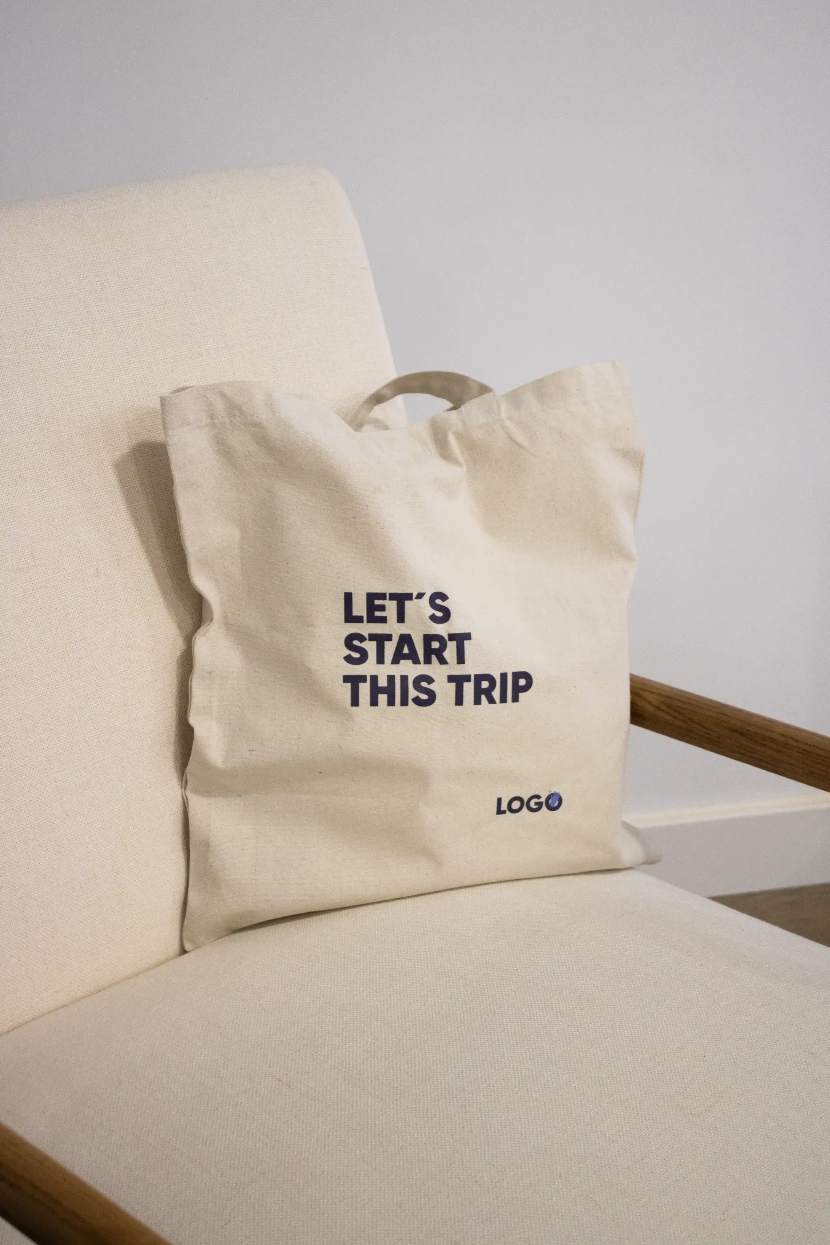 Tote bag de tela personalizada con el texto 'Let's start a trip'
