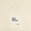 Tote bag de tela personalizada con el texto 'Let's start a trip'