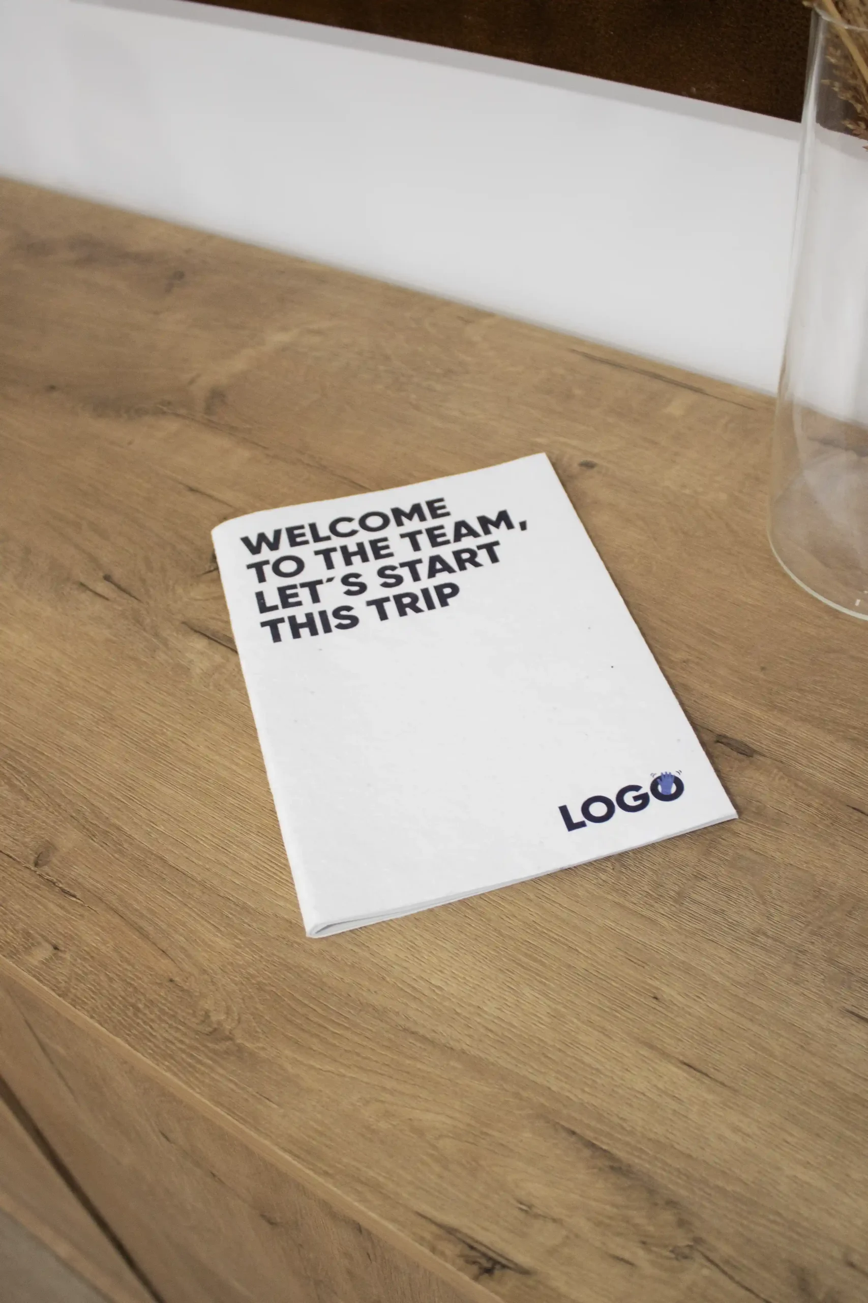 Cuaderno plantable blanco personalizado sobre una superficie de madera