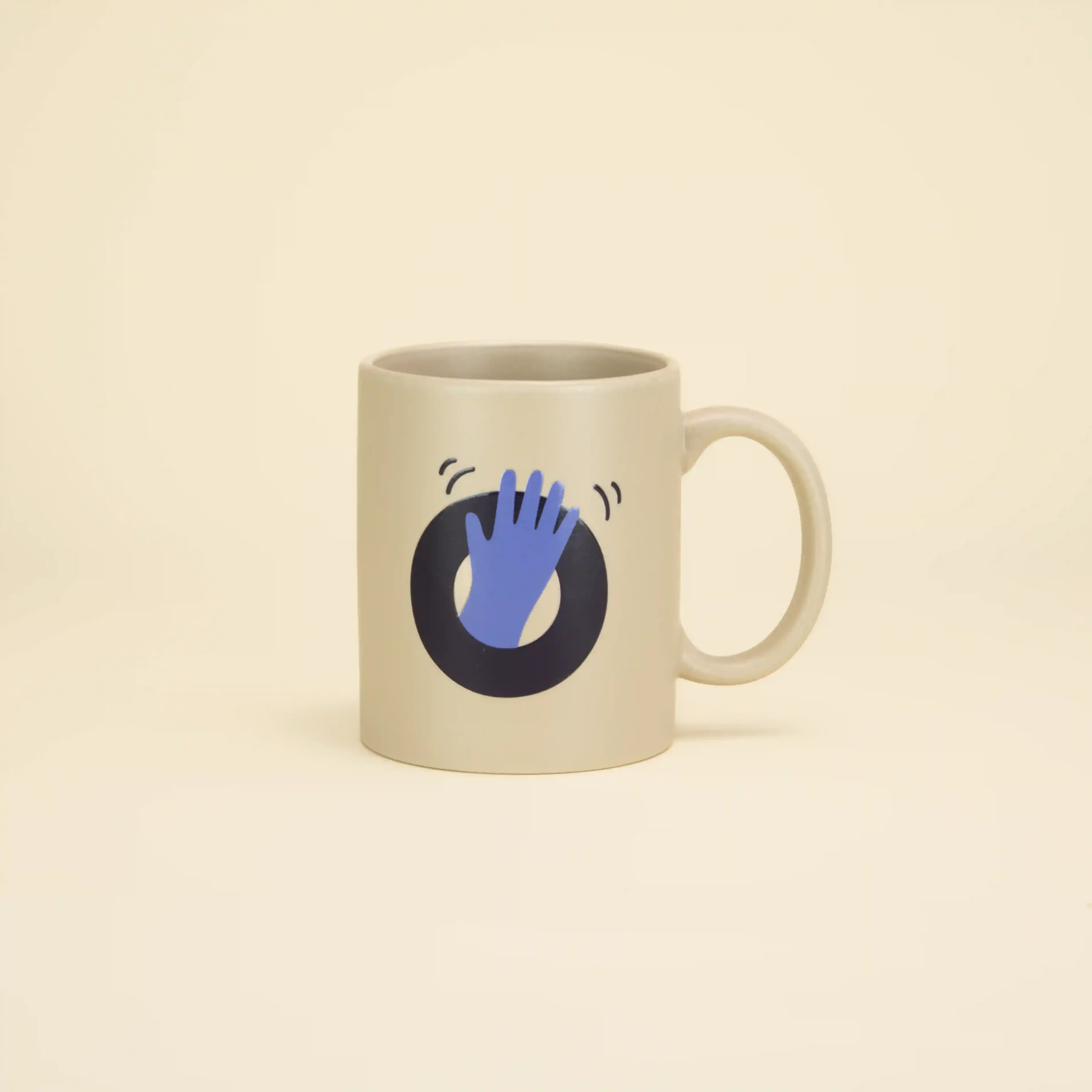Taza de cerámica beige personalizada con una ilustración en color azul