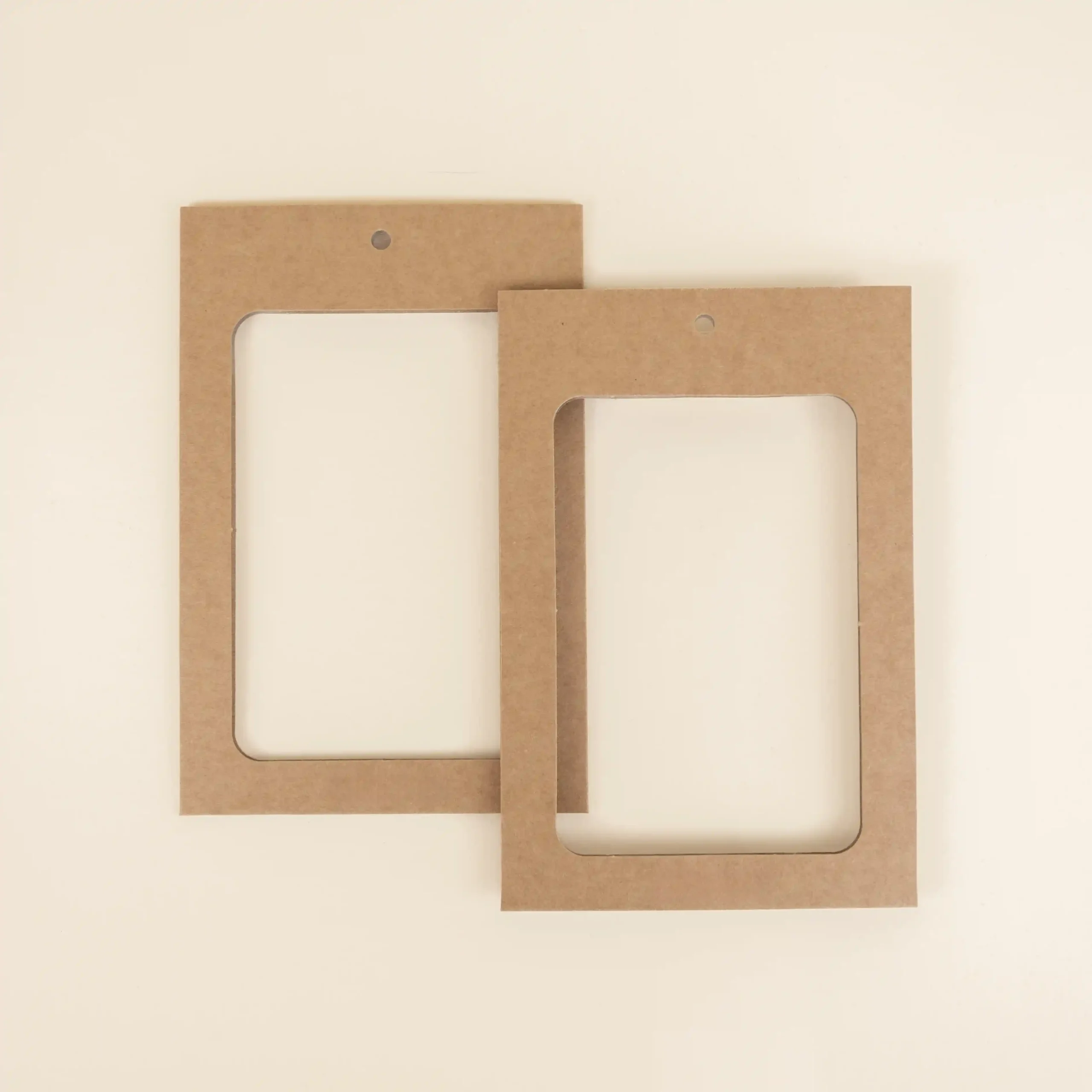 Dos fundas de acreditación de cartón kraft marrón, parte delantera y trasera