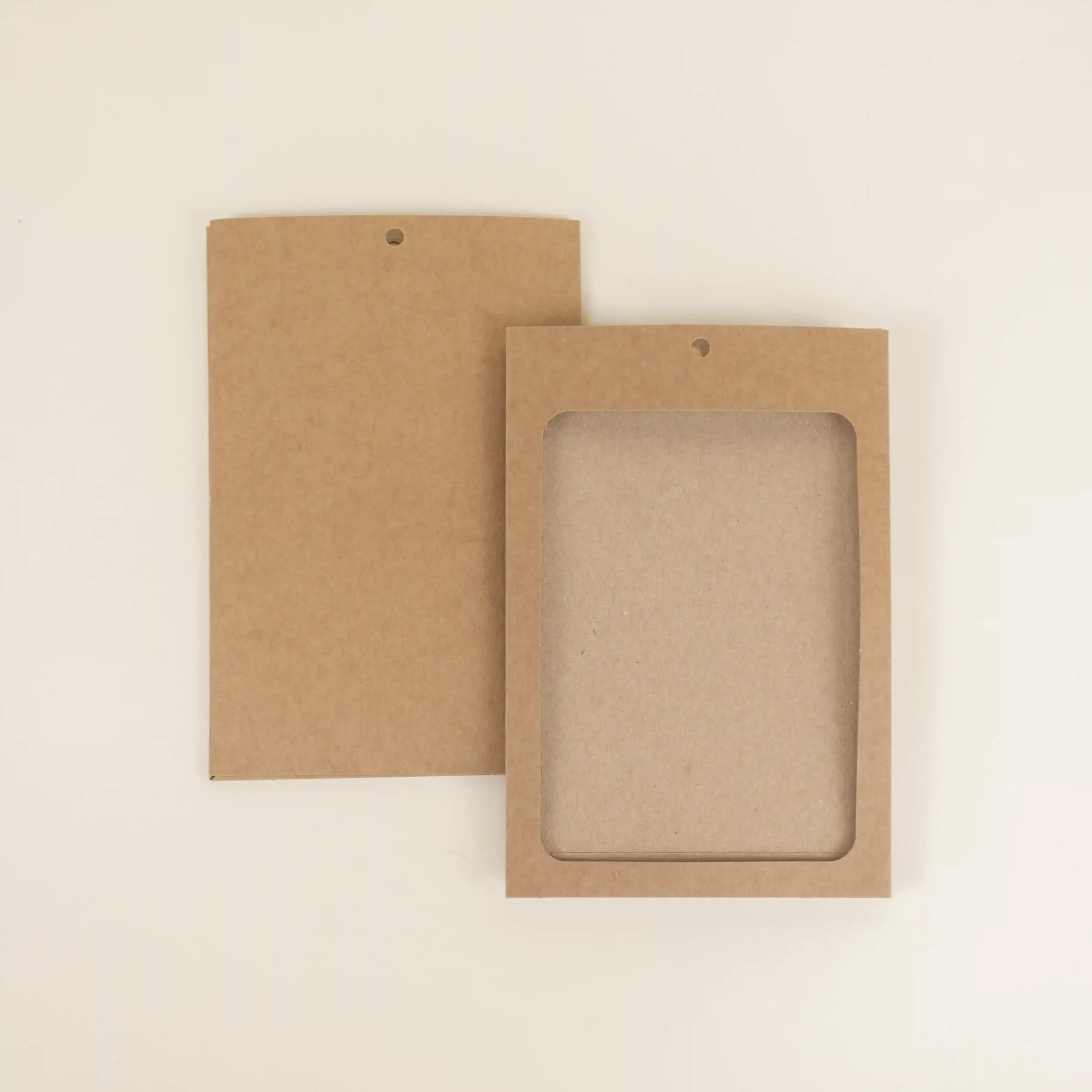 Dos fundas de acreditación de cartón kraft marrón, parte delantera y trasera