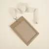 Funda de acreditación de cartón kraft marrón colgada de un lanyard de algodón blanco
