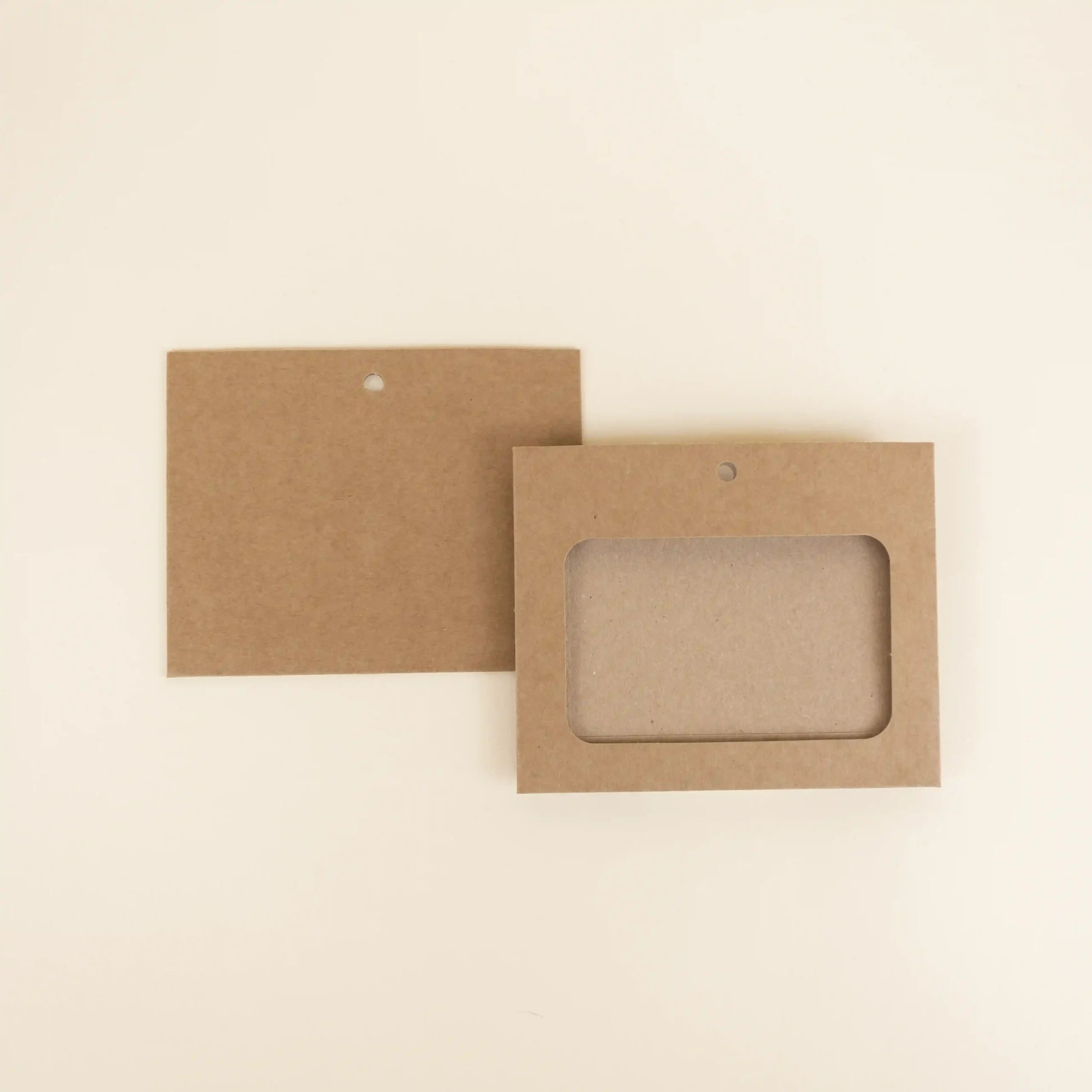 Dos fundas de acreditación de cartón kraft marrón, parte delantera y trasera