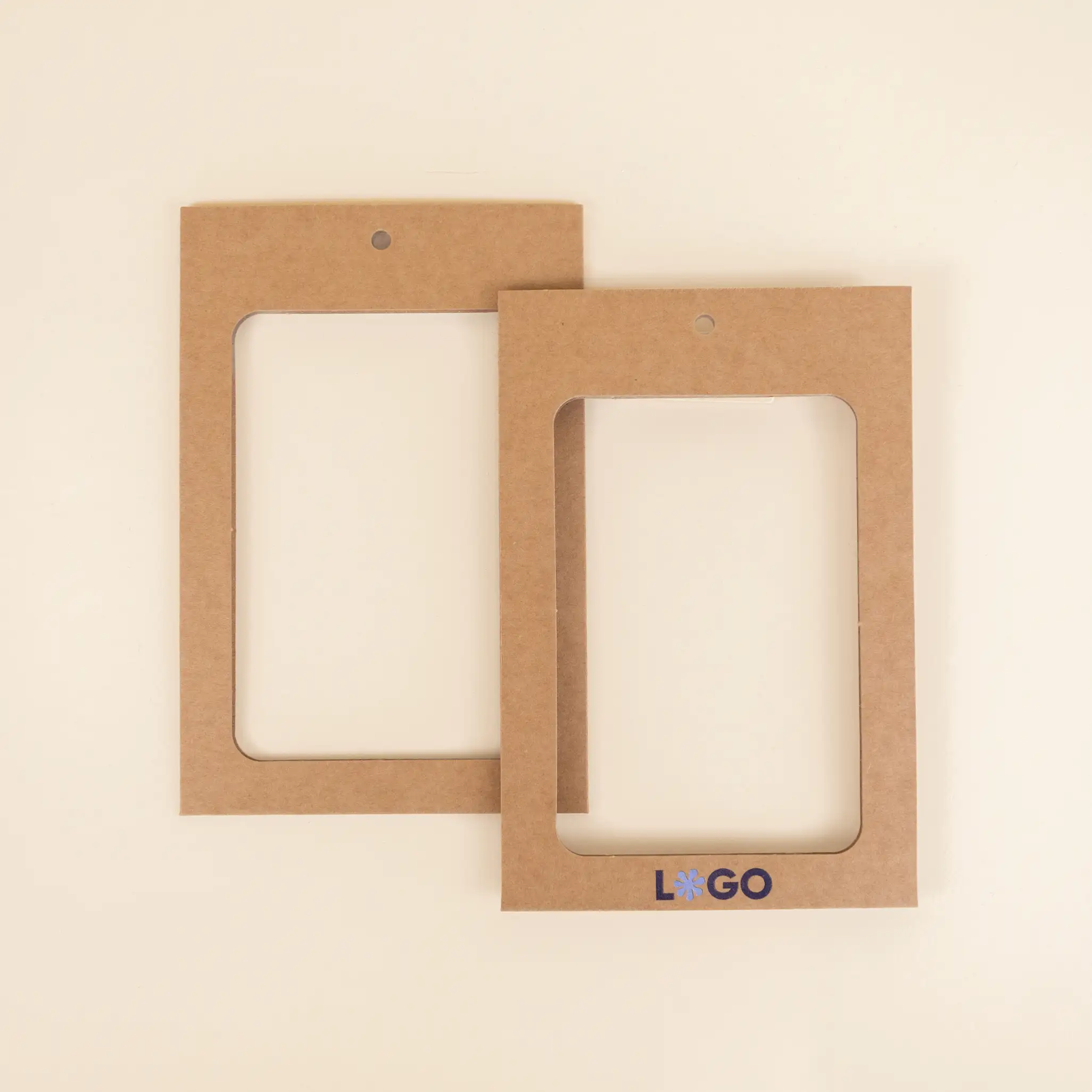 Dos fundas de acreditación de cartón kraft marrón, parte delantera y trasera