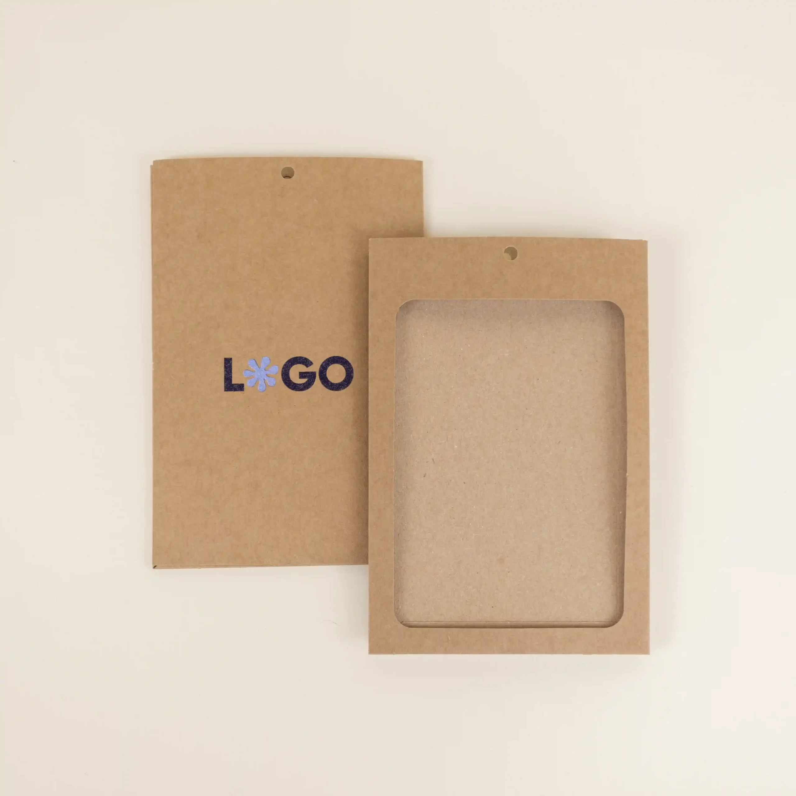 Dos fundas de acreditación de cartón kraft marrón, parte delantera y trasera