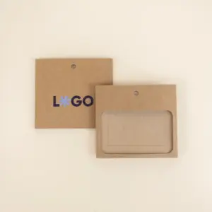 Dos fundas de acreditación de cartón kraft marrón, parte delantera y trasera