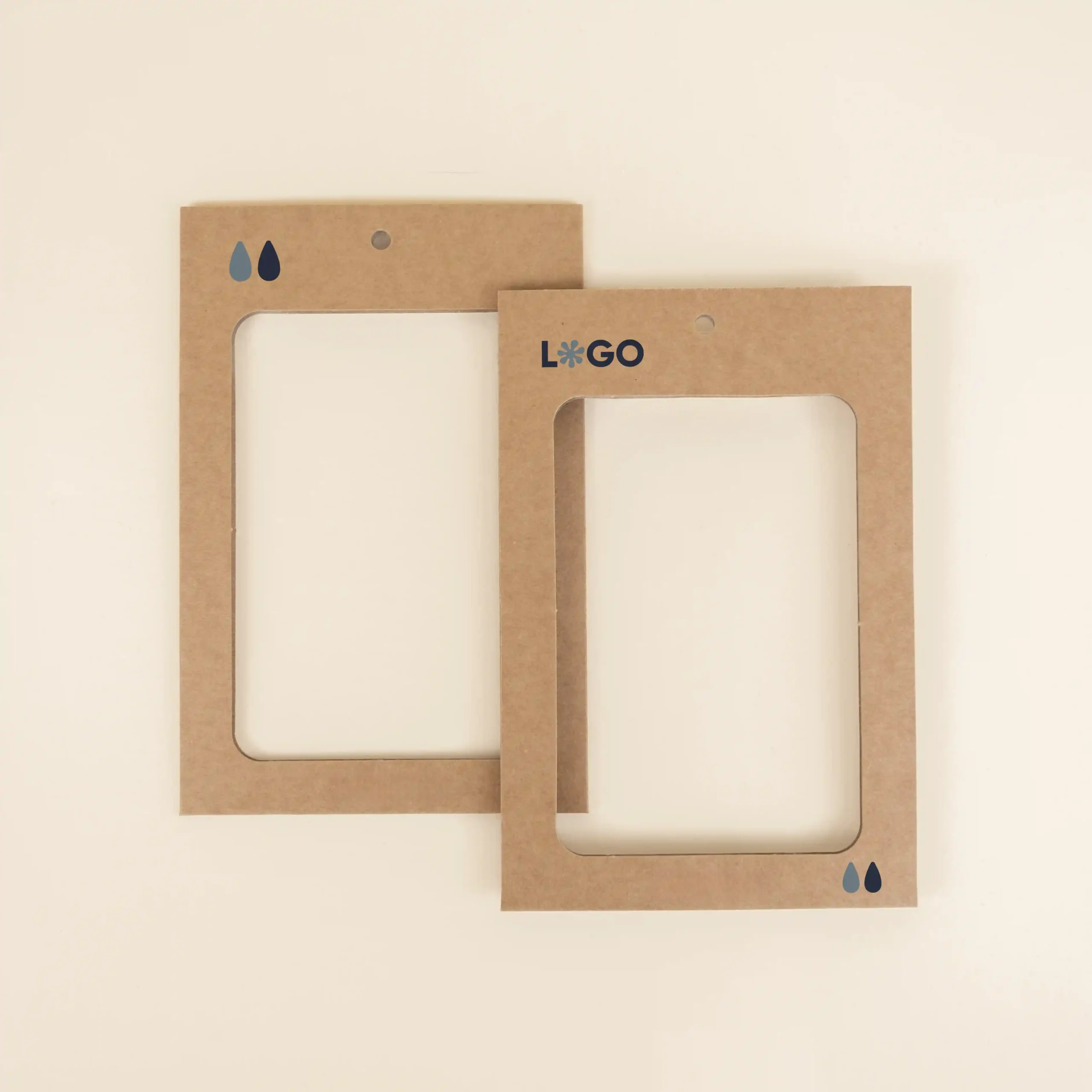 Dos fundas de acreditación de cartón kraft marrón personalizada, parte delantera y trasera