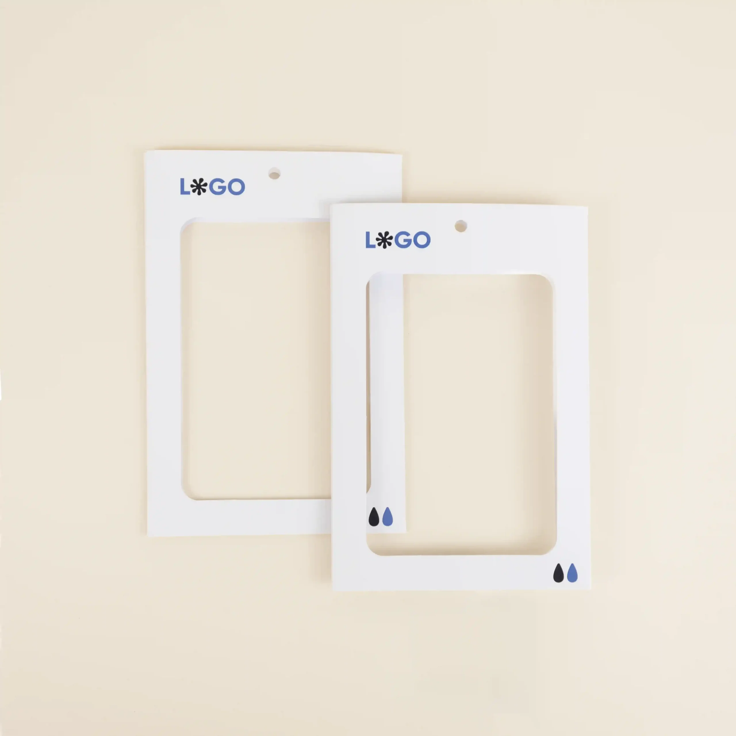 Dos fundas de acreditación de cartón blanco personalizada, parte delantera y trasera