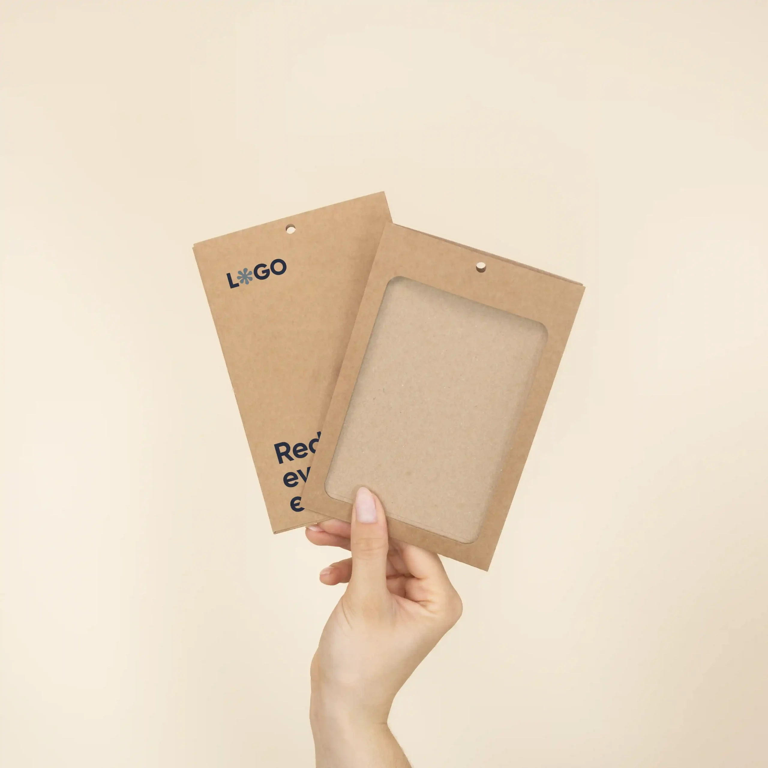 Mano mostrando dos fundas de acreditación personalizadas en cartón kraft marrón