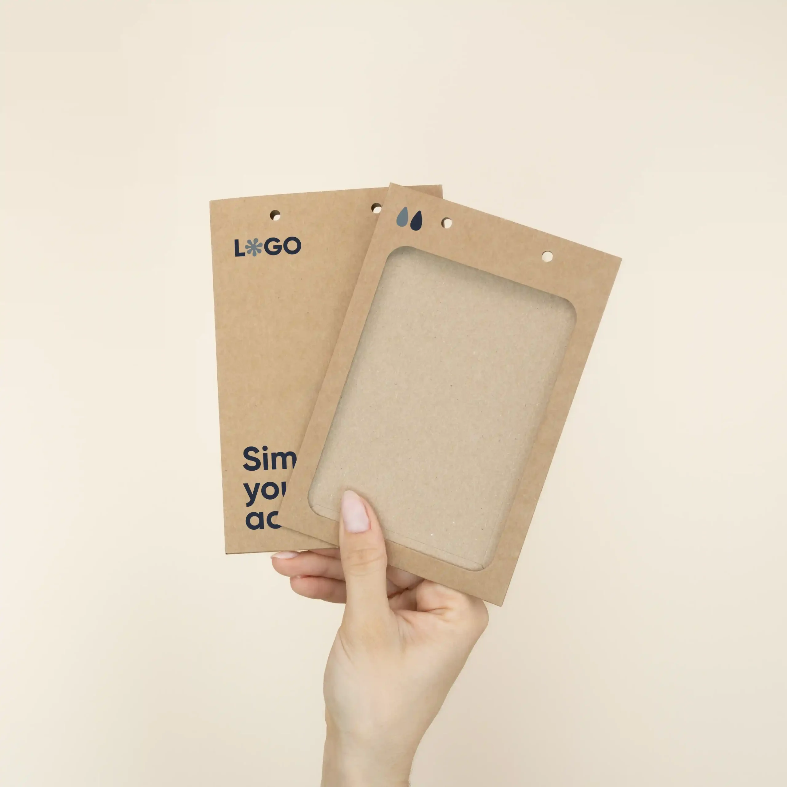 Mano mostrando dos fundas de acreditación personalizadas en cartón kraft marrón