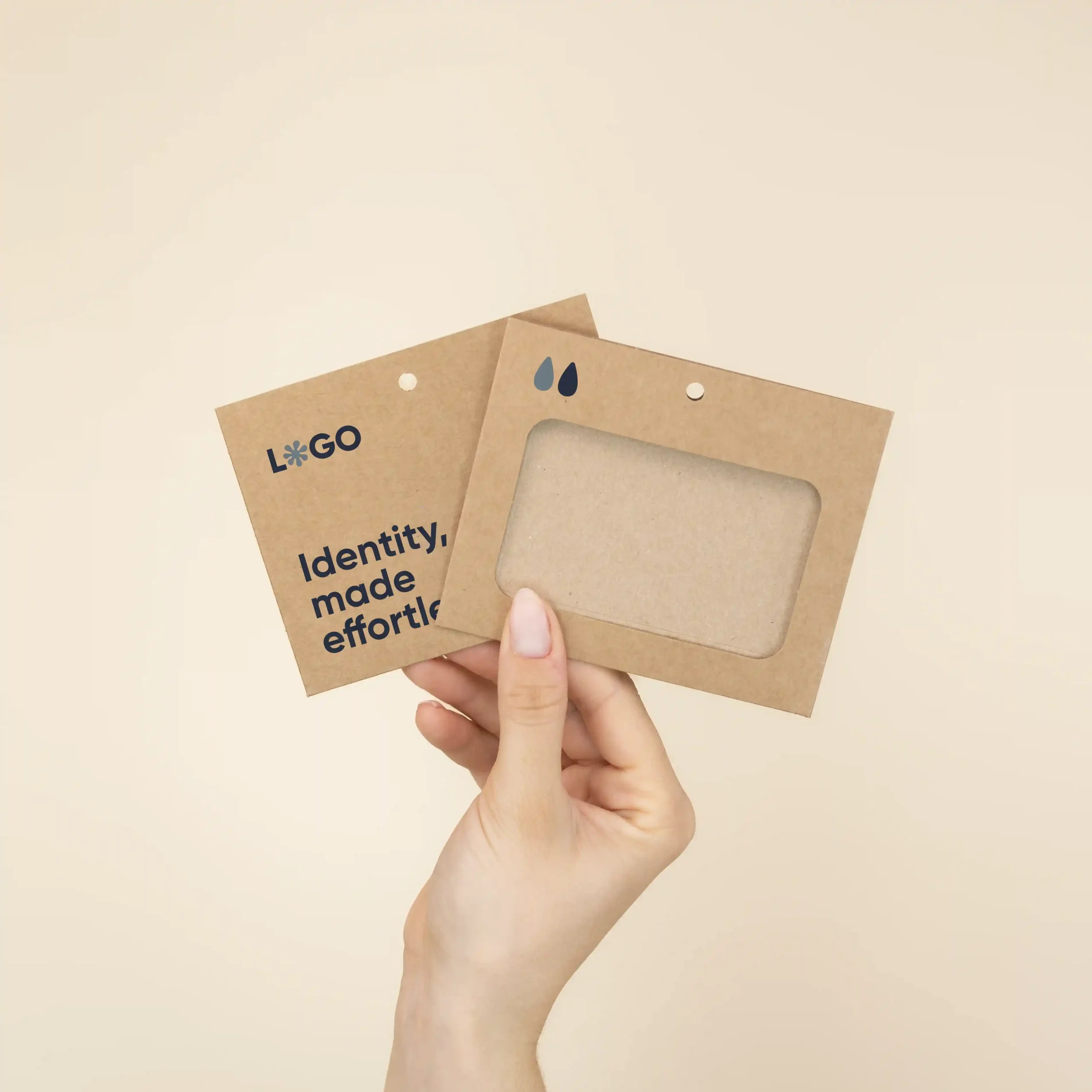 Mano mostrando dos fundas de acreditación personalizadas en cartón kraft marrón