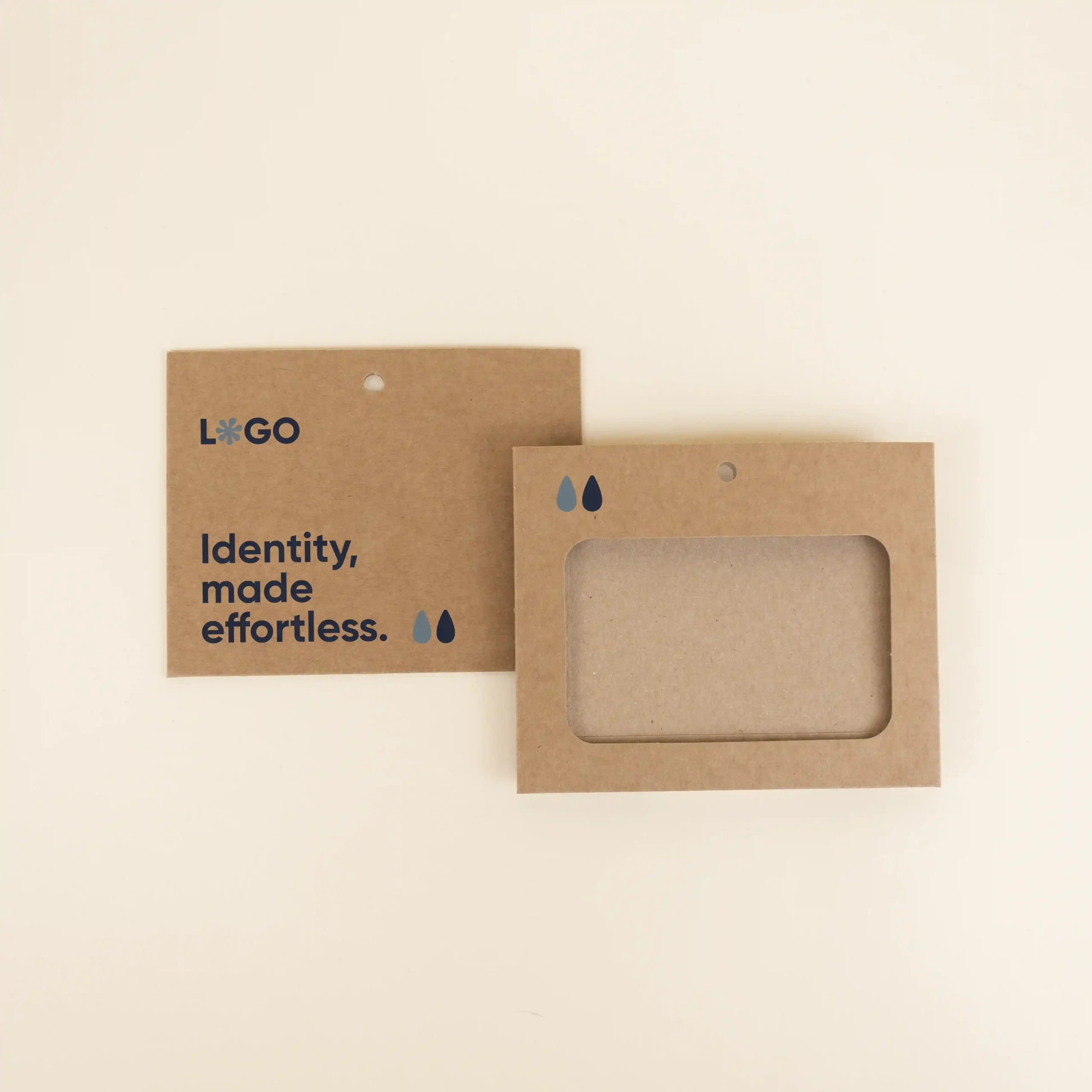 Dos fundas de acreditación de cartón kraft marrón personalizada, parte delantera y trasera