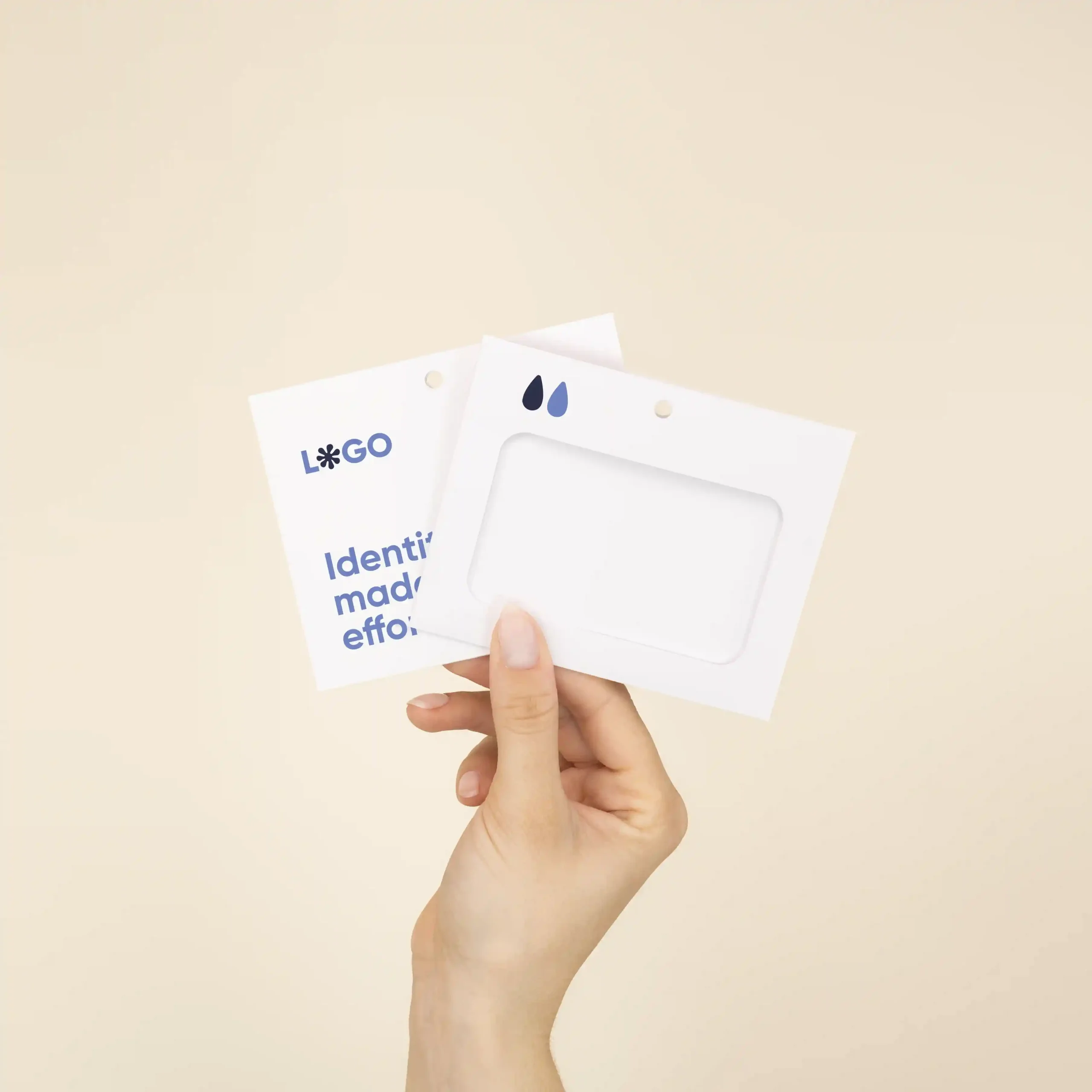 Mano mostrando dos fundas de acreditación personalizadas en cartón blanco