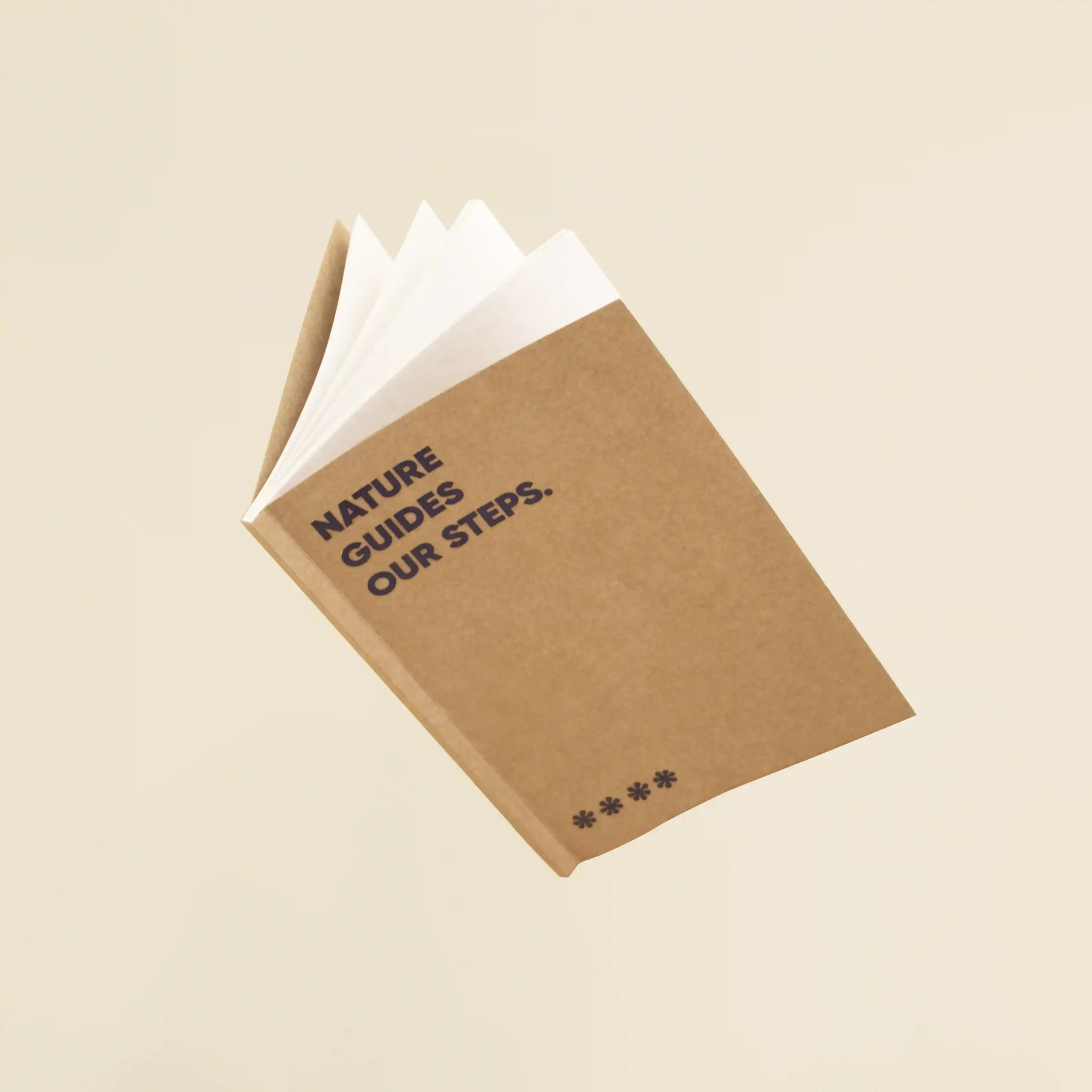 Cuaderno ecológico kraft personalizado con el texto 'Nature guides our steps'