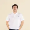 Chico de frente llevando un polo blanco personalizado con una ilustración de una gota de agua azul pequeña