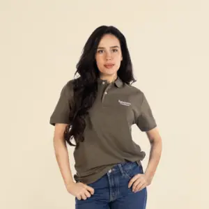 Chica de frente llevando un polo verde personalizado con el texto "sustainable coolture"