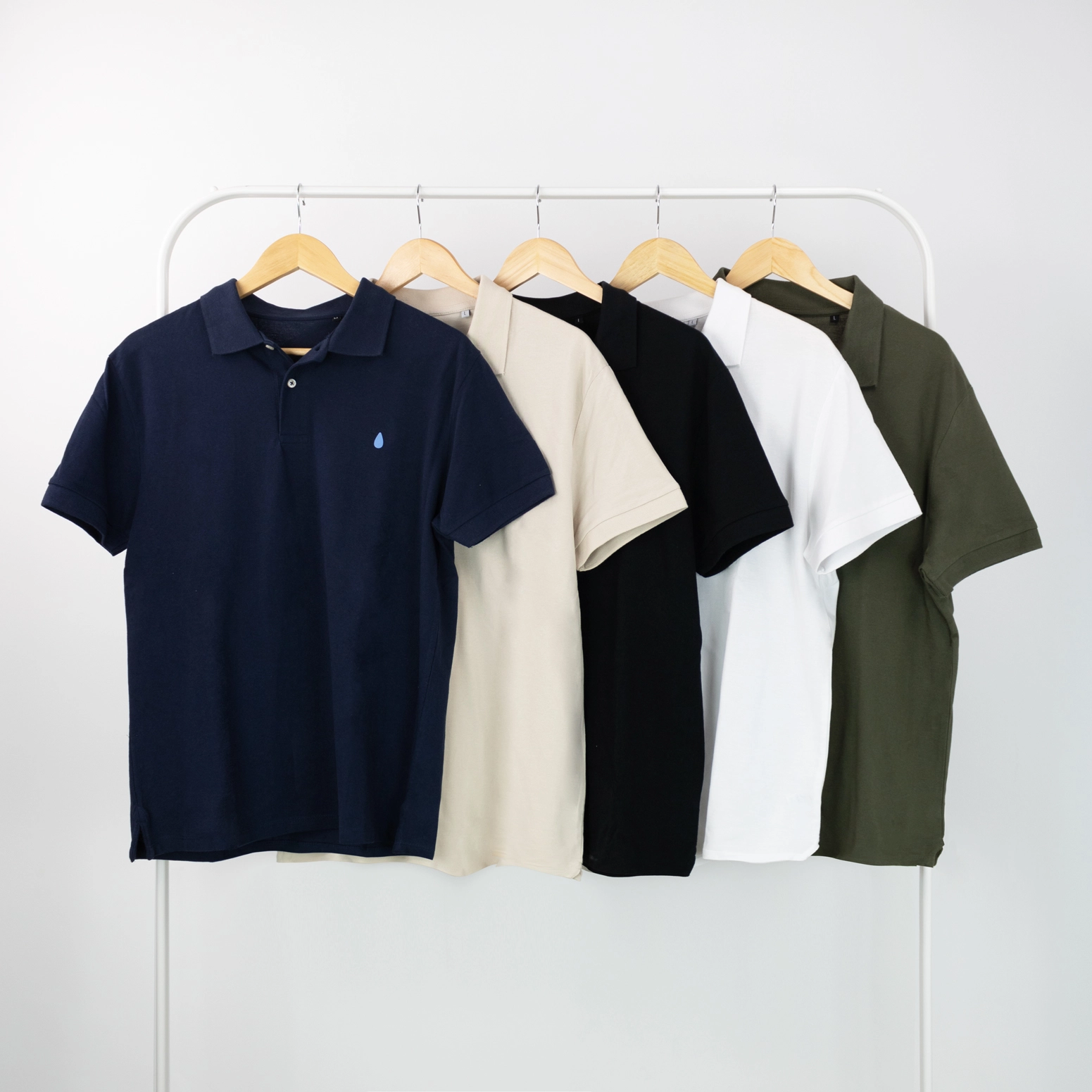 Burro de ropa con 5 polos de distintos colores colgados en perchas