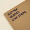 Cuaderno plantable kraft personalizado con el texto 'Nature guides our steps'