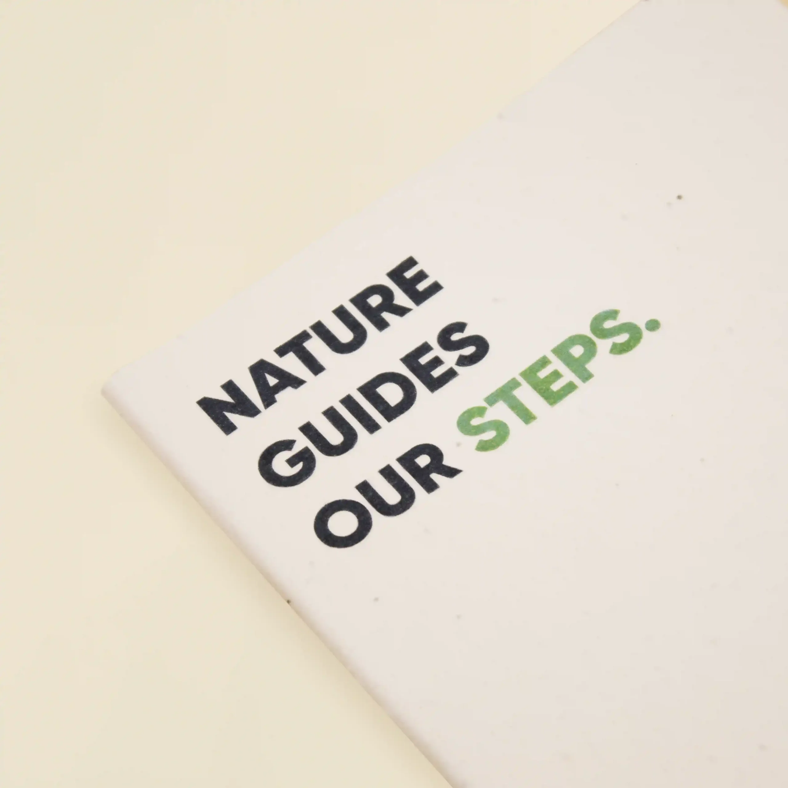 Cuaderno plantable blanco personalizado con el texto 'Nature guides our steps'