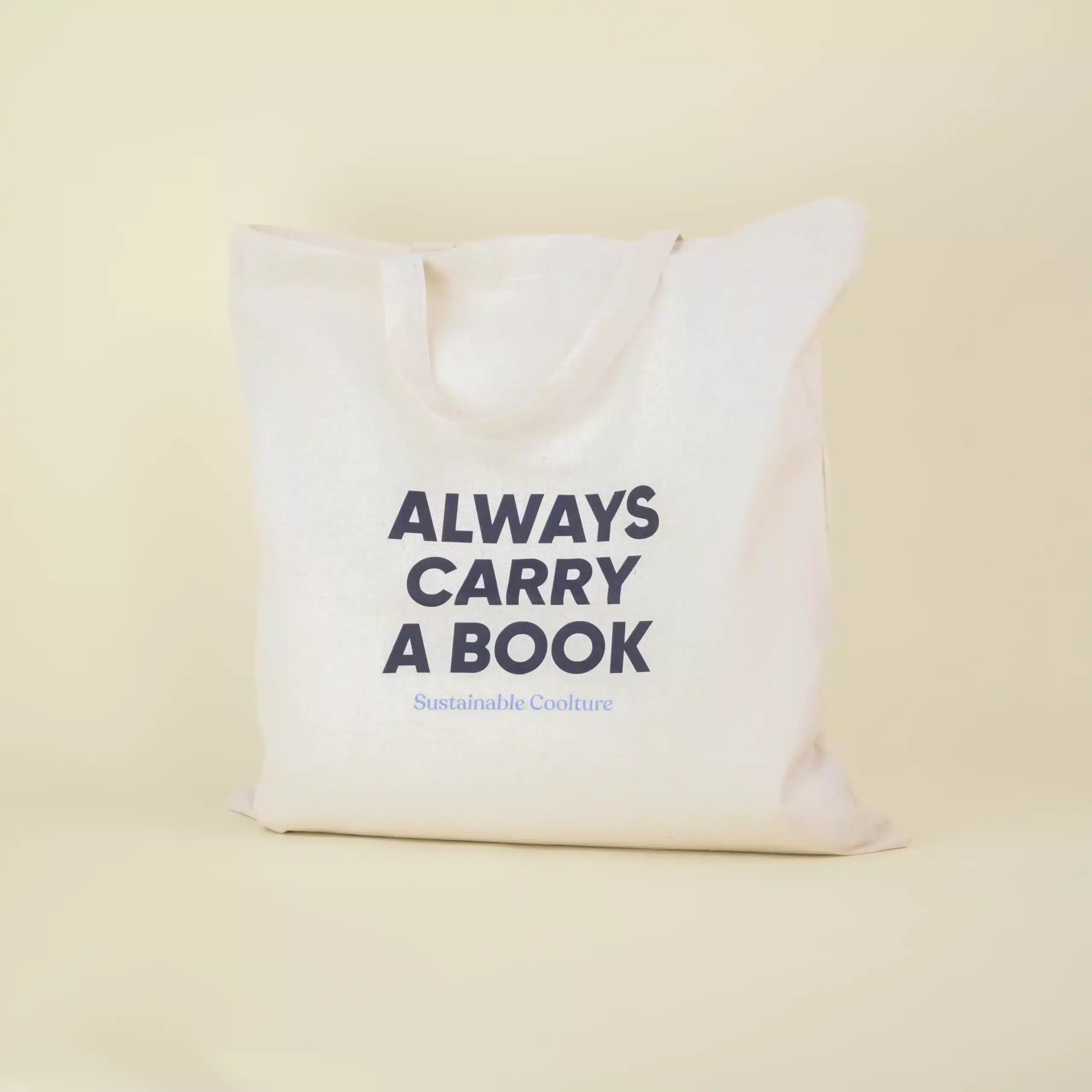 Bolsa de algodón beige personalizada con el texto 'Always carry a book. Sustainable coolture'