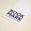 Detalle de impresión de un marcapáginas de papel plantable personalizado con el texto 'Bookmark. Plantable paper'