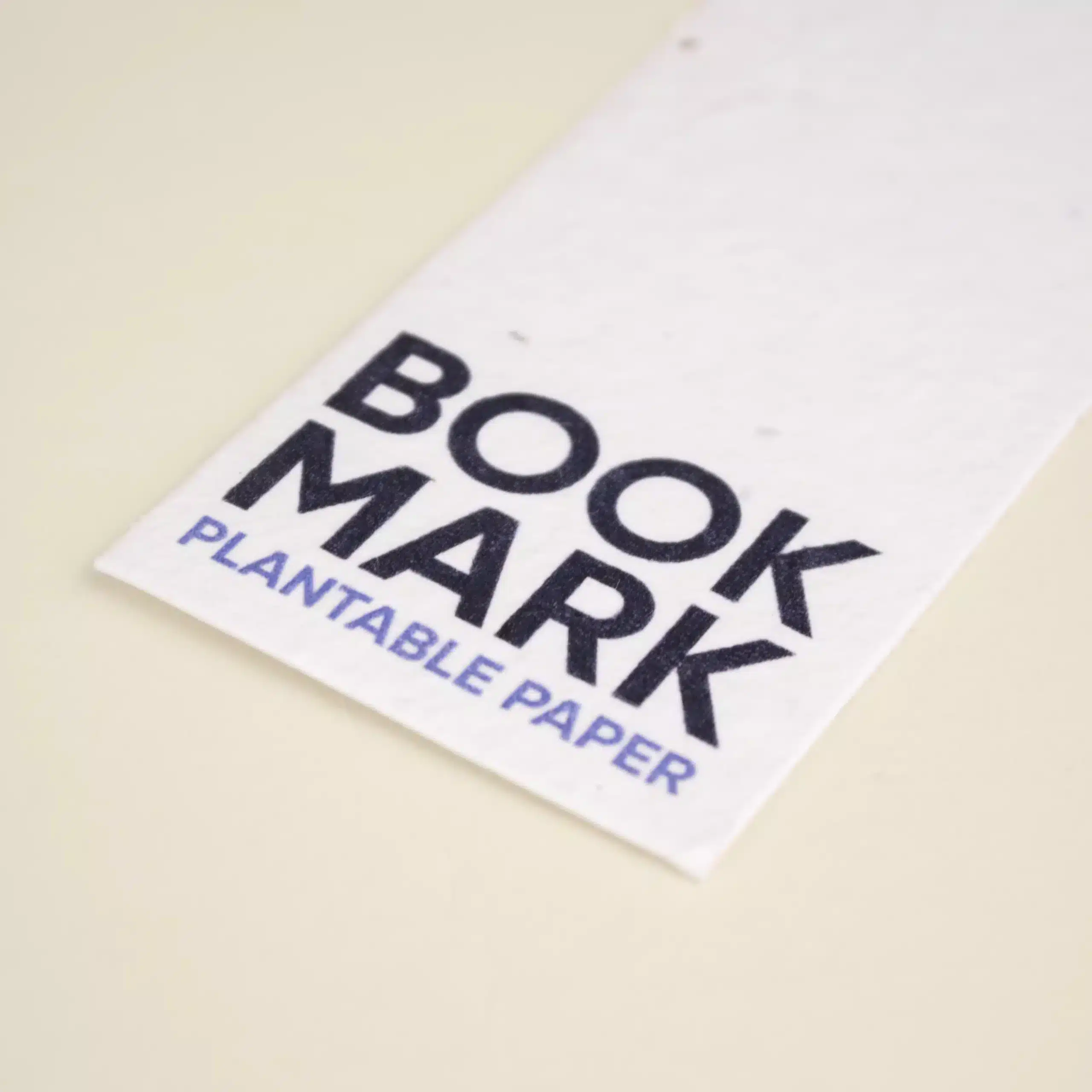 Detalle de impresión de un marcapáginas de papel plantable personalizado con el texto 'Bookmark. Plantable paper'